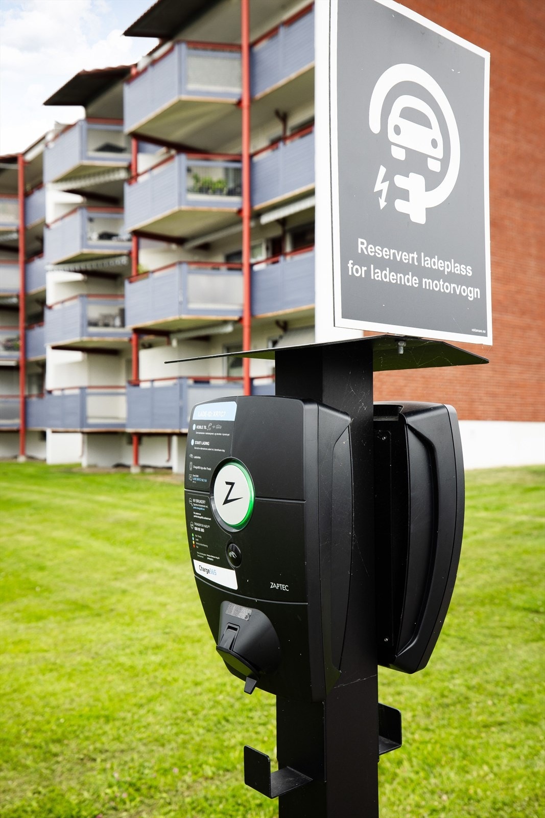 Borettslaget har 92 garasjeplasser og 20 parkeringsplasser m/motorvarmer for utleie. Ved ledige plasser tildeles disse etter ansiennitetsprinsippet. Galleribilde