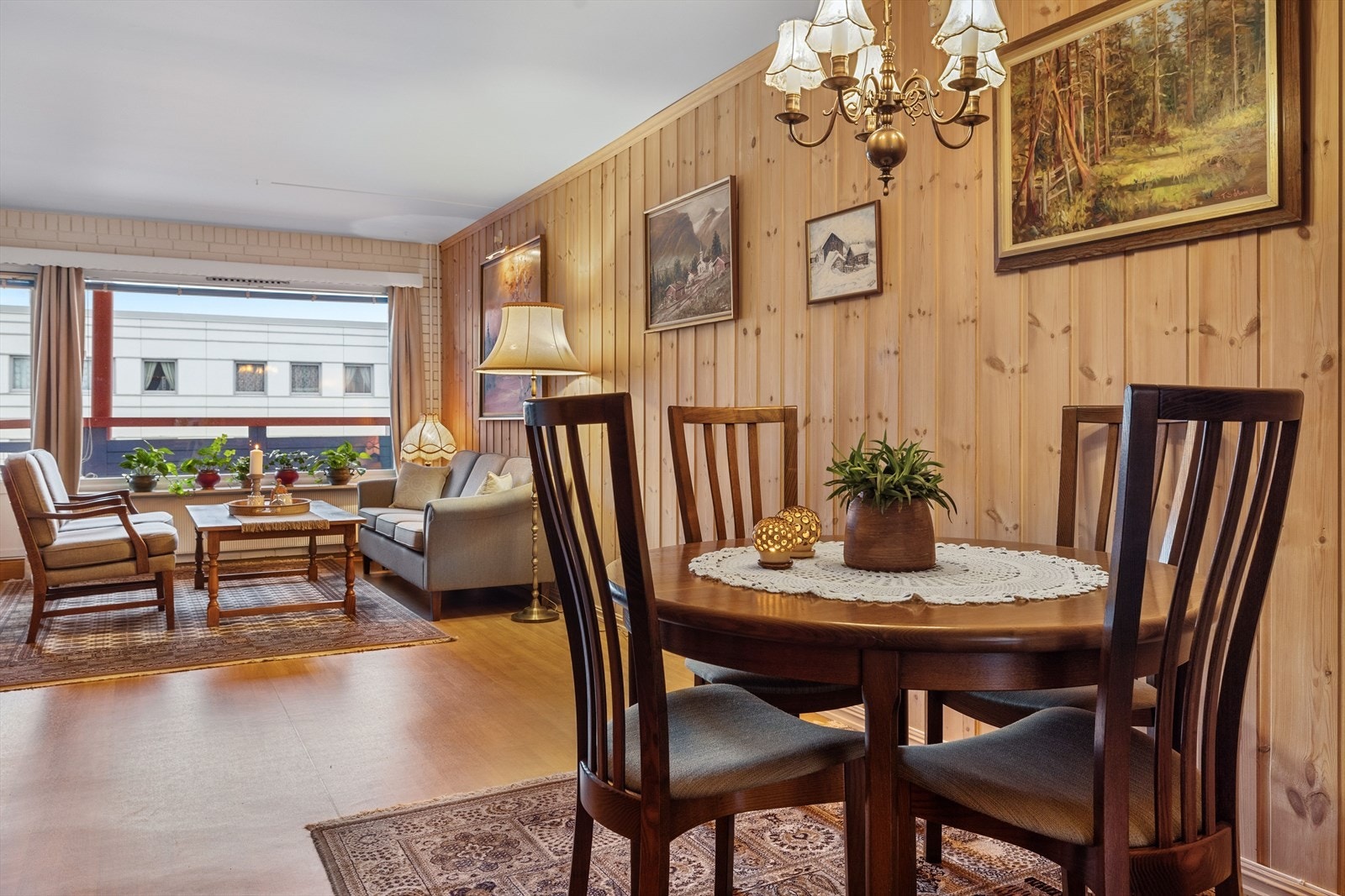 Stuen er romslig med god plass til både sofagruppe med salongbord og et stort spisebord. Galleribilde