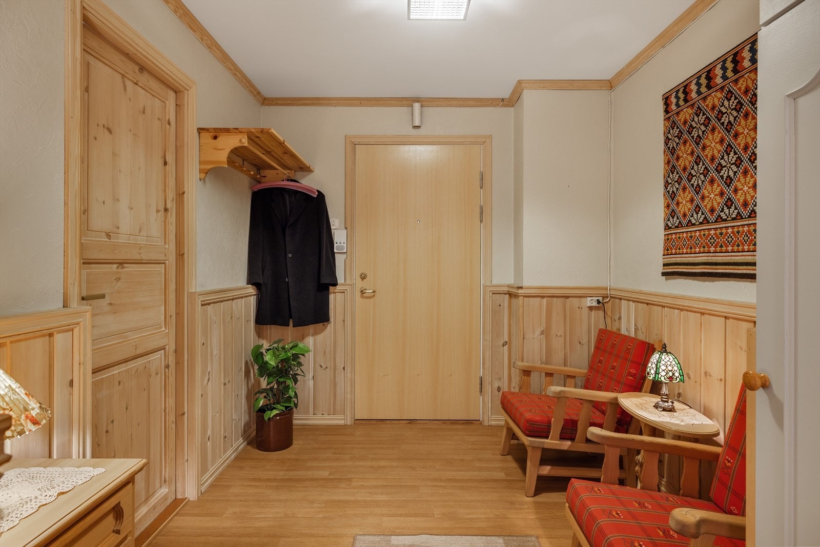 Du ønskes velkommen inn i en praktisk entré av god størrelse. Galleribilde