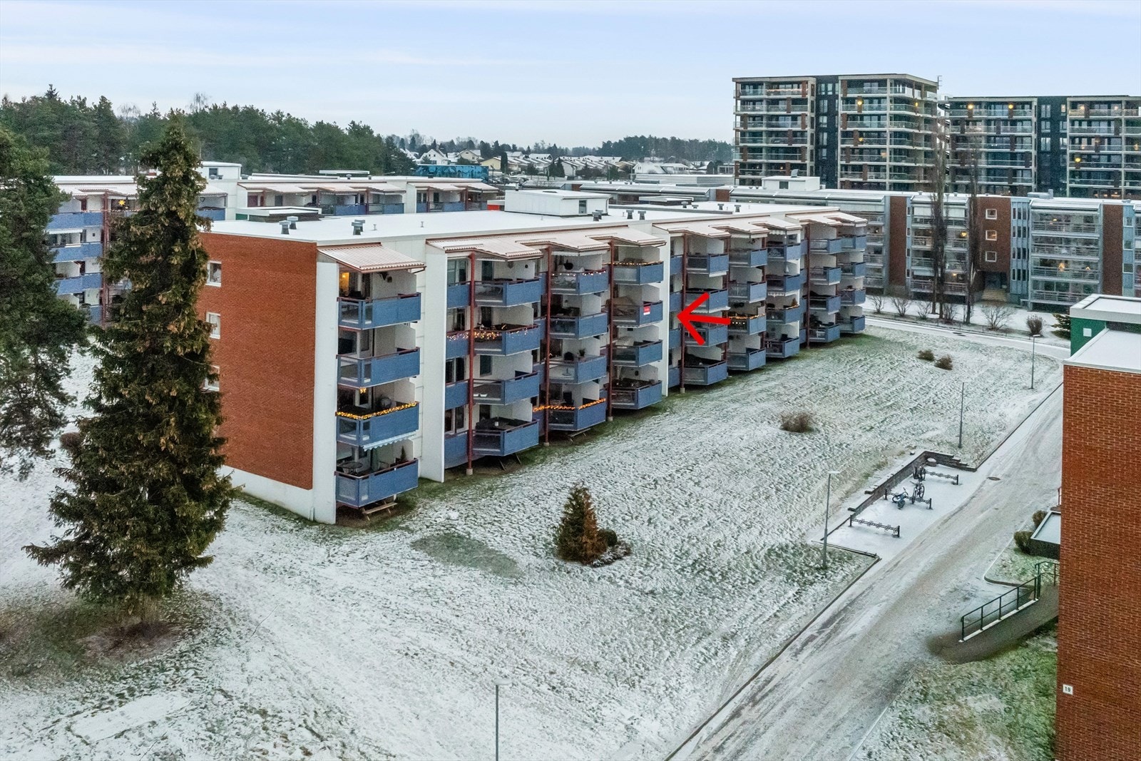 En stor og lys 4-roms andelsleilighet med solrik sydvestvendt balkong på ca. 12 m² som er perfekt på varme sommerdager! Galleribilde