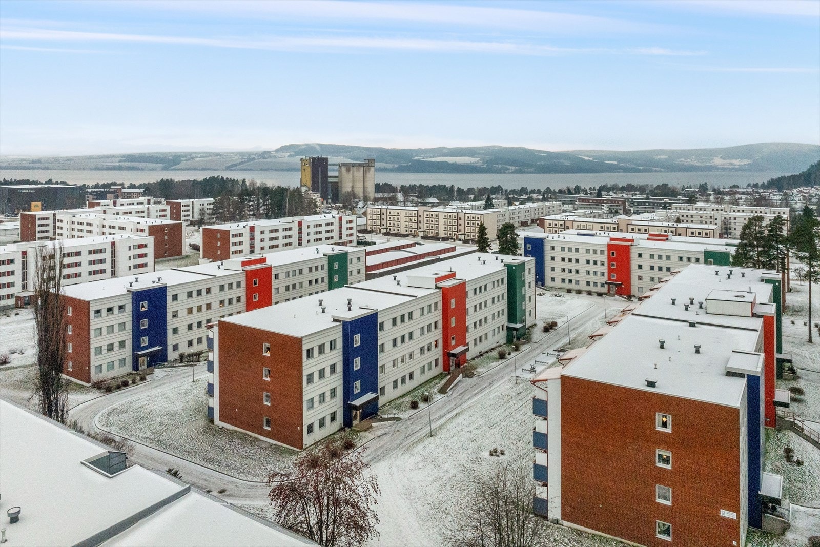 Leiligheten ligger på Hamar Vest, med de viktigste servicefunksjonene like i nærheten, samt flotte turområder langs Mjøsa og i Furuberget. Her bor du godt i veldrevet og ryddig borettslag med god vedlikeholdshistorikk. Galleribilde