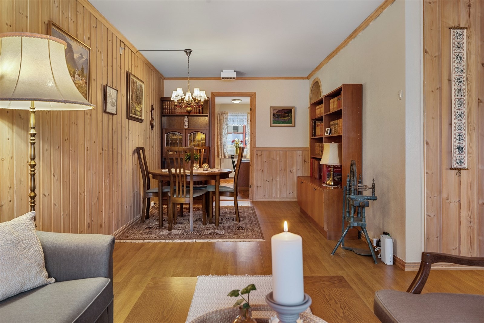 Leiligheten holdes god og varm på vinterstid med fjernvarme til radiatorer. Galleribilde