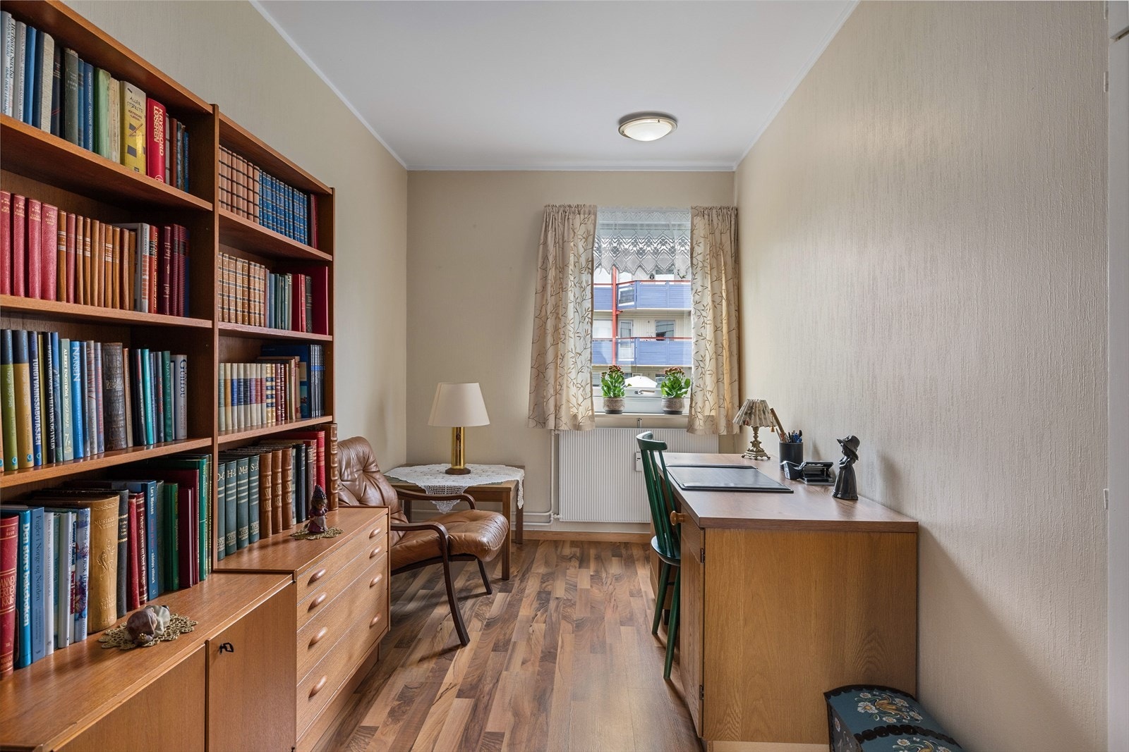 Soverom 3 er et lyst rom av god størrelse som i dag er innredet som et kontor/bibliotek. Galleribilde