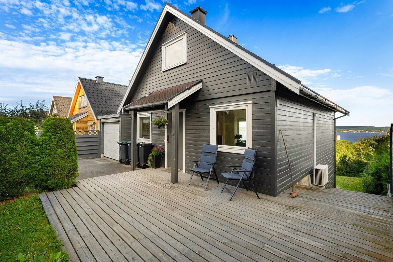 Terrassen er skjermet med plass til sittemøblement og det er videre adkomst boligens hageareal fra trapp. Galleribilde