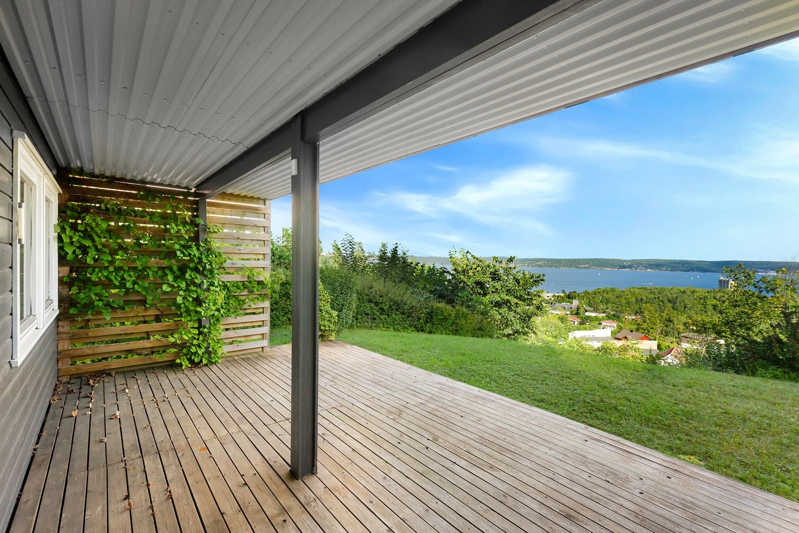 Sørøst-vendt terrasse med adkomst til boligens hageareal. Galleribilde