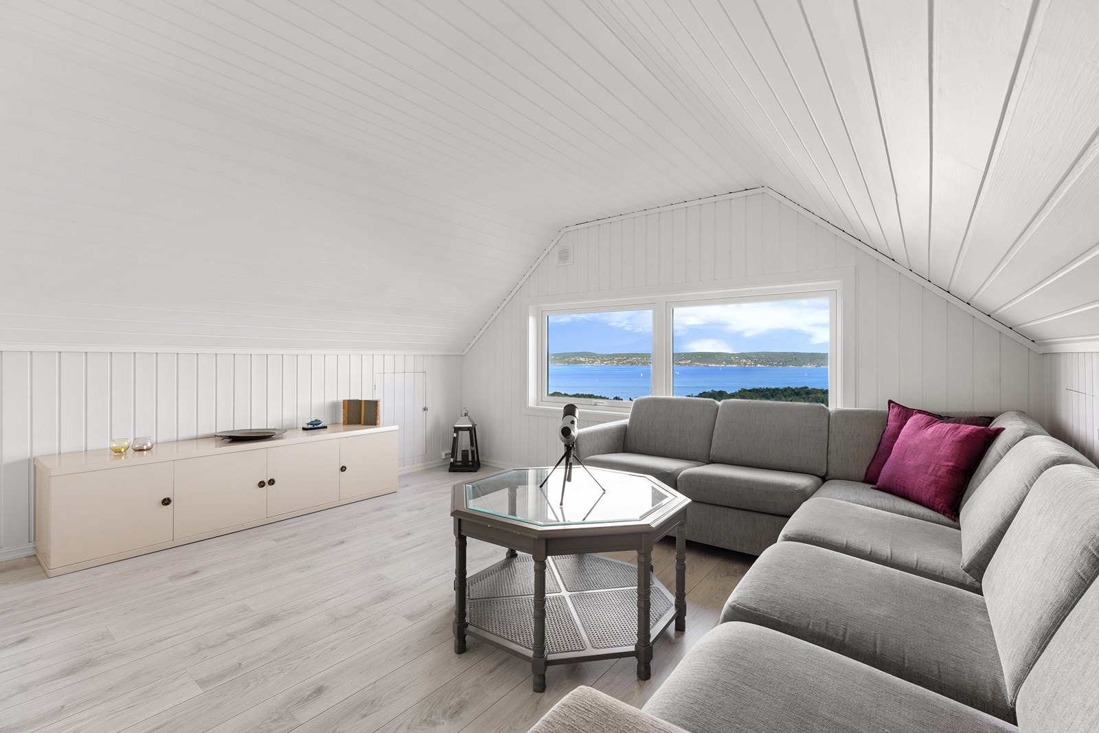 I 2. etasje er det en ekstra loftstue som gir mer spillerom for familien. Galleribilde