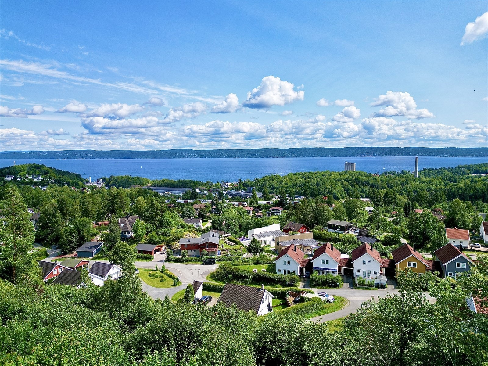 Nærområdet byr på både landlige, sjønære og delvis urbane omgivelser. Galleribilde