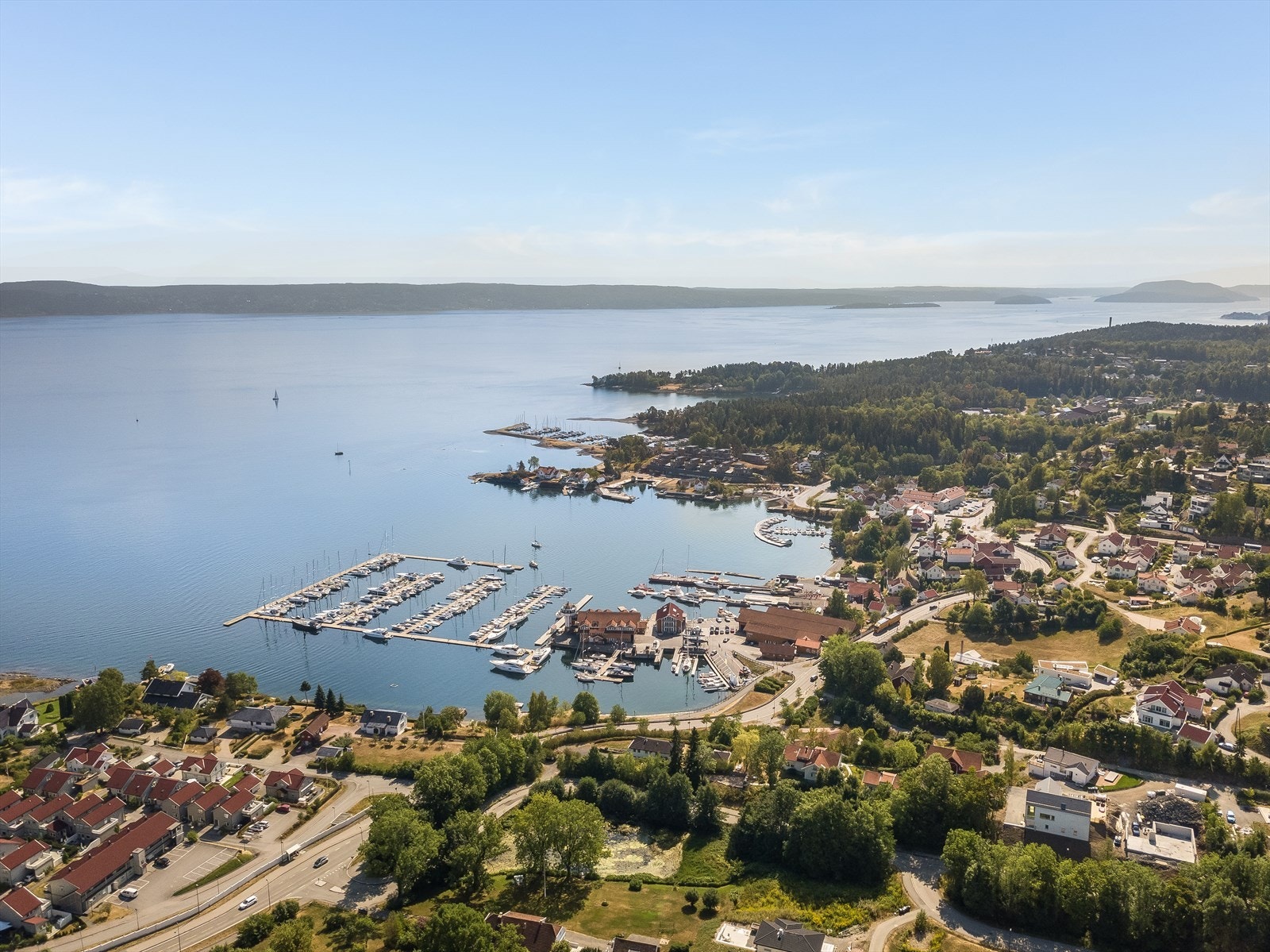Langs kystveien finner du også Askers sommeridyll - Vollen sentrum med koselige trehus, småbutikker og kafeer. Galleribilde