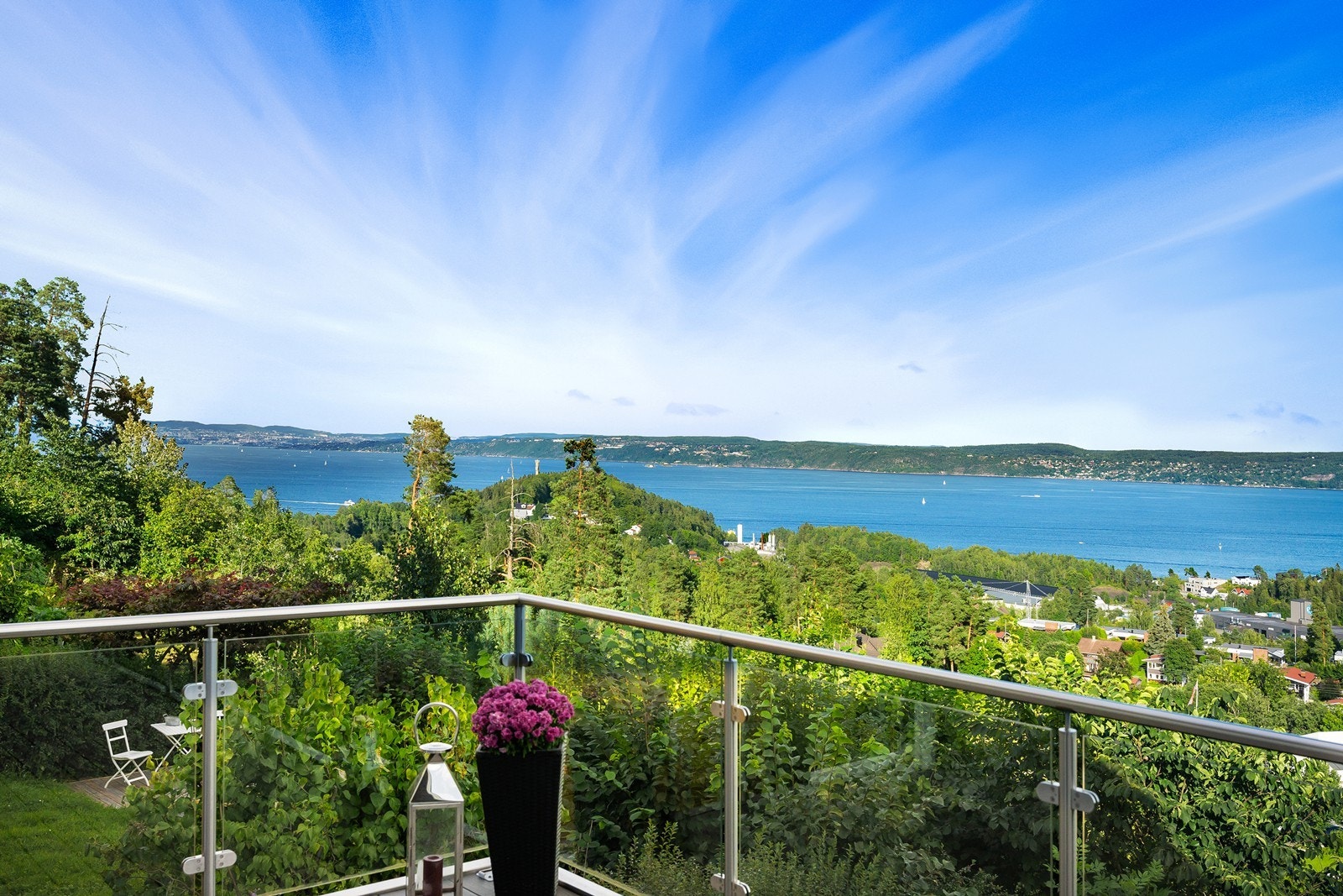 Rekkverket er i glass, hvilket gir ekstra god utnyttelse av den flotte utsikten mot fjorden og Nesodden landet. Galleribilde