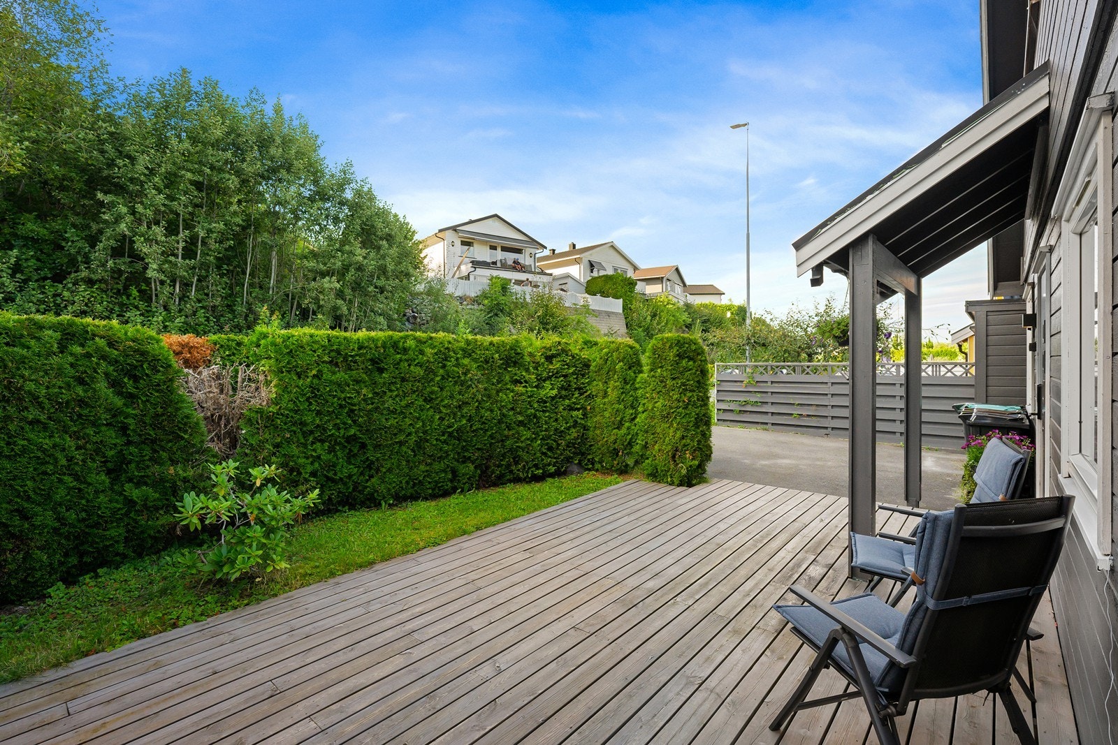 Nordvest-vendt terrasse med terrassebord fra 2011 i forbindelse med inngangspartiet. Galleribilde