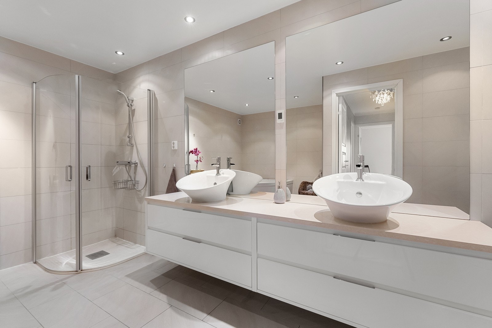 Badet i underetasjen ble pusset opp i 2012 og ligger i praktisk forbindelse med soverommene. Galleribilde