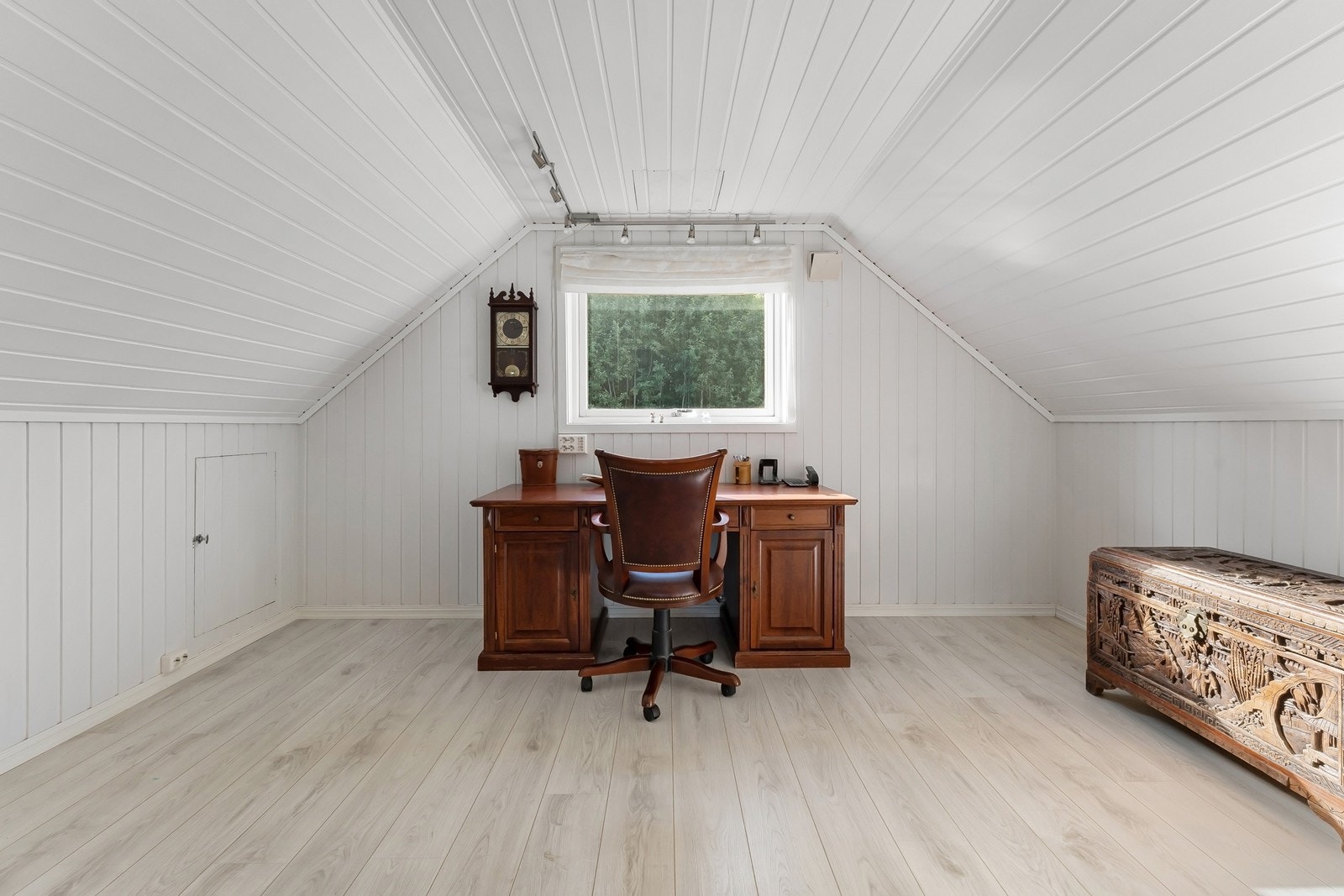 Flott rom i loftsetasjen med flere bruksmuligheter Galleribilde