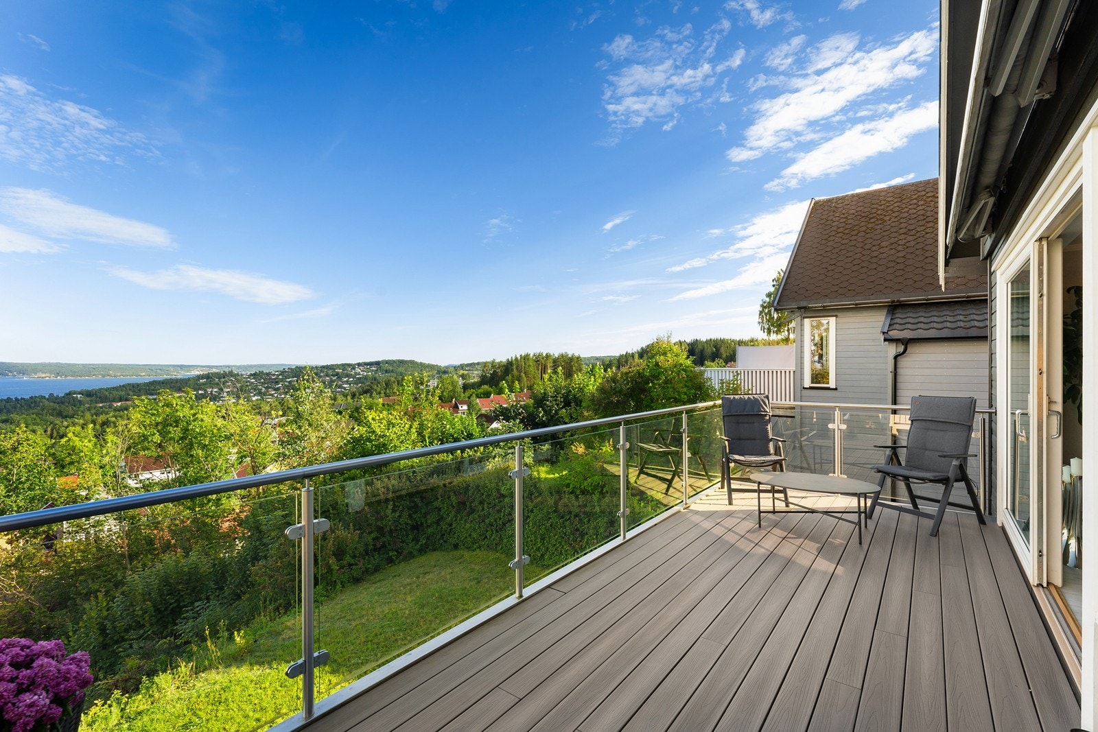Fra stuen er det utgang til sørøst-vendt terrasse med panorama fjordutsikt. Galleribilde