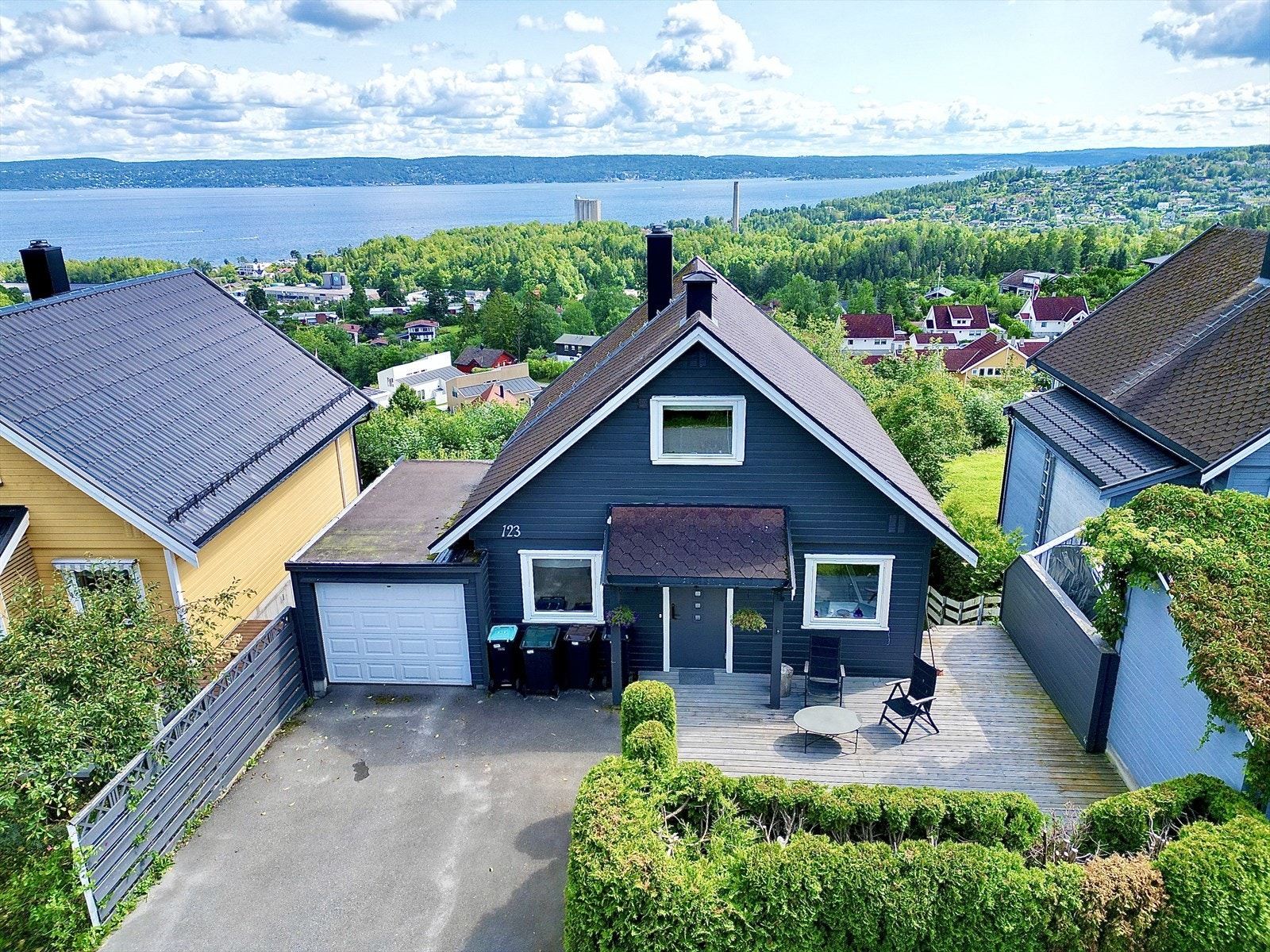 Boligen ligger i et veletablert boligfelt med flott utsikt samt kort vei til Vollen- og Slemmestad sentrum. Galleribilde