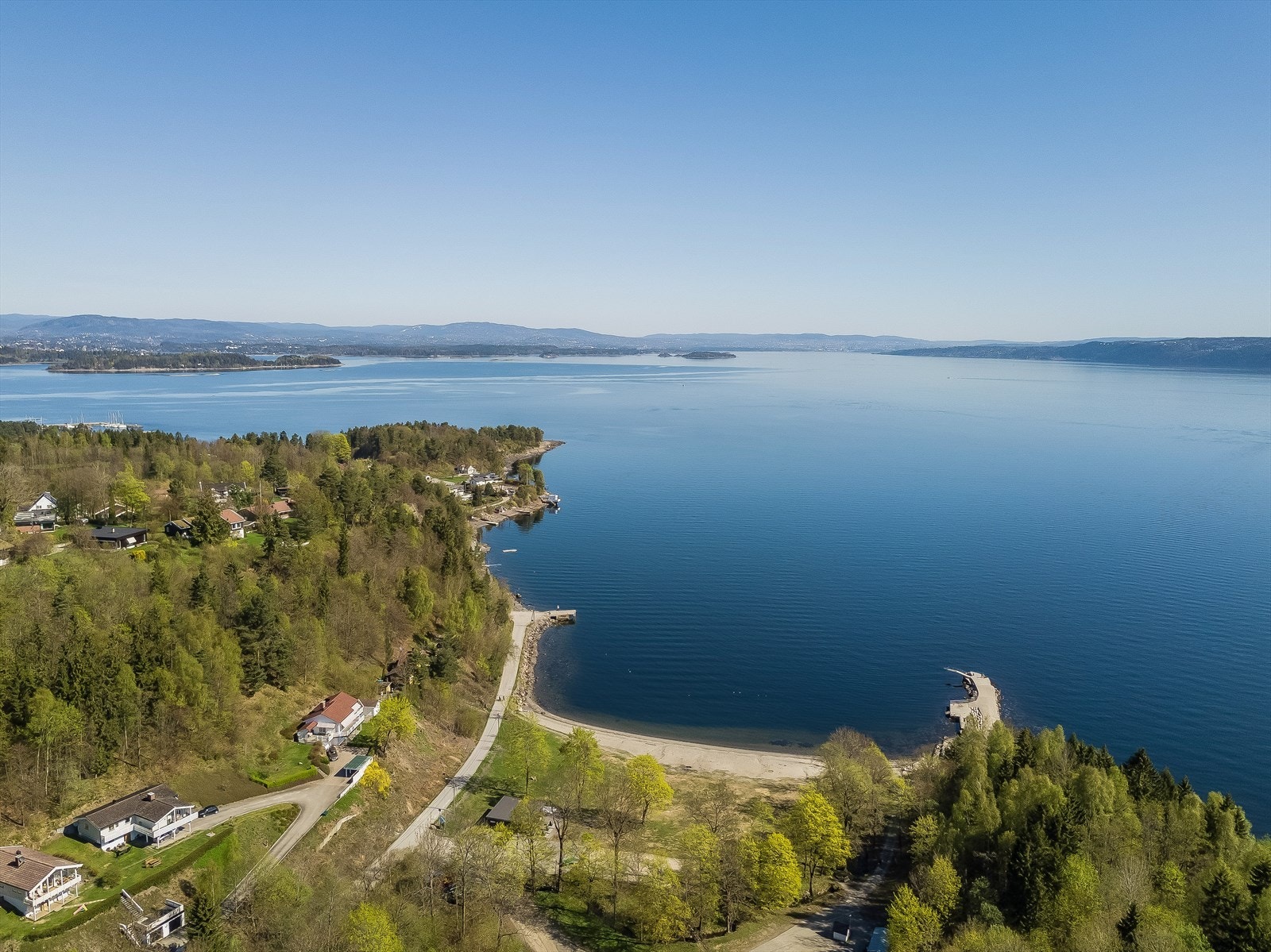 Blant badeplassene i nærheten finner man Sjøstrand bad som består av to flotte sandstrender og gresslette. Galleribilde