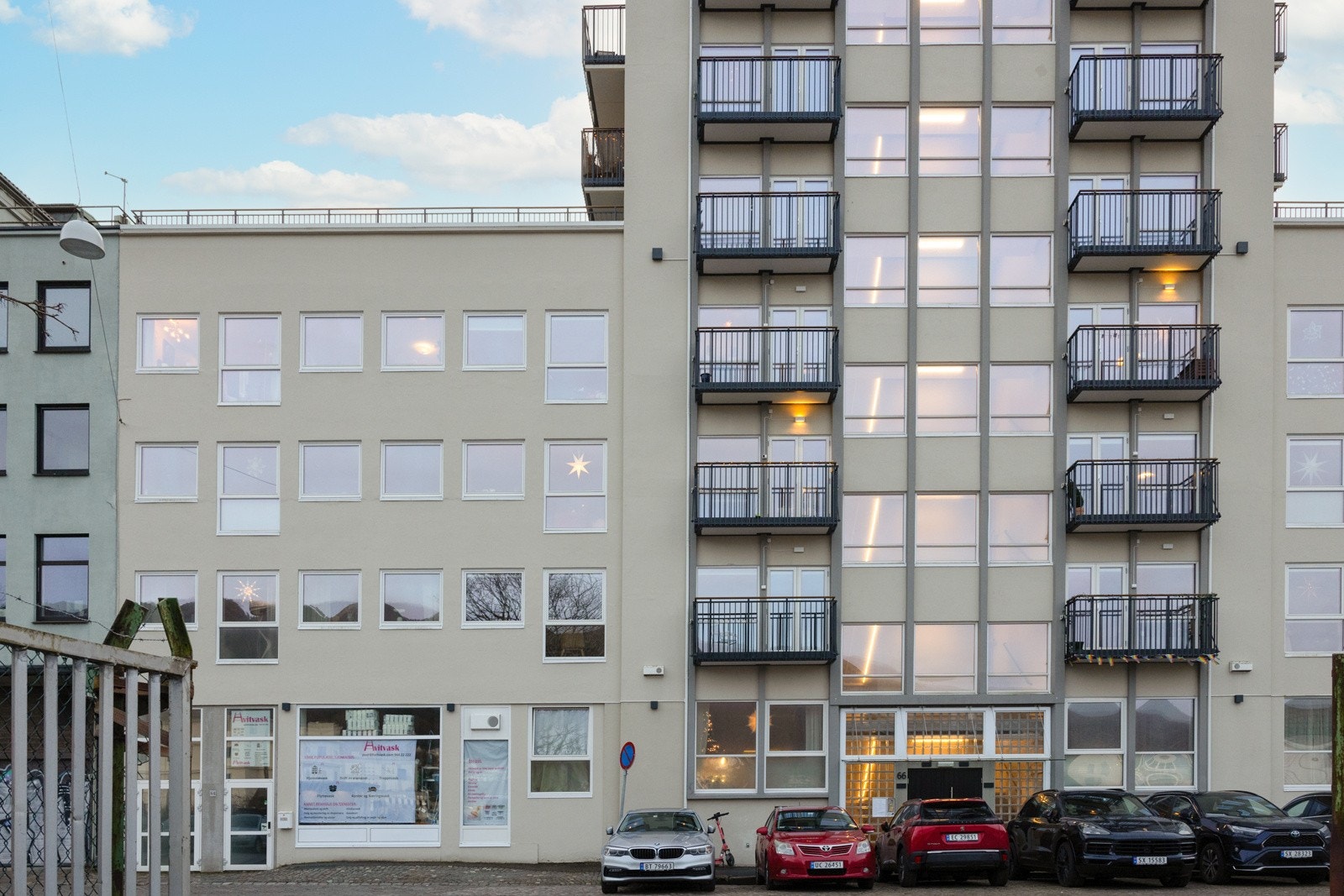 Borettslaget består av 30 leiligheter og fasaden er vendt mot Vågen. Galleribilde