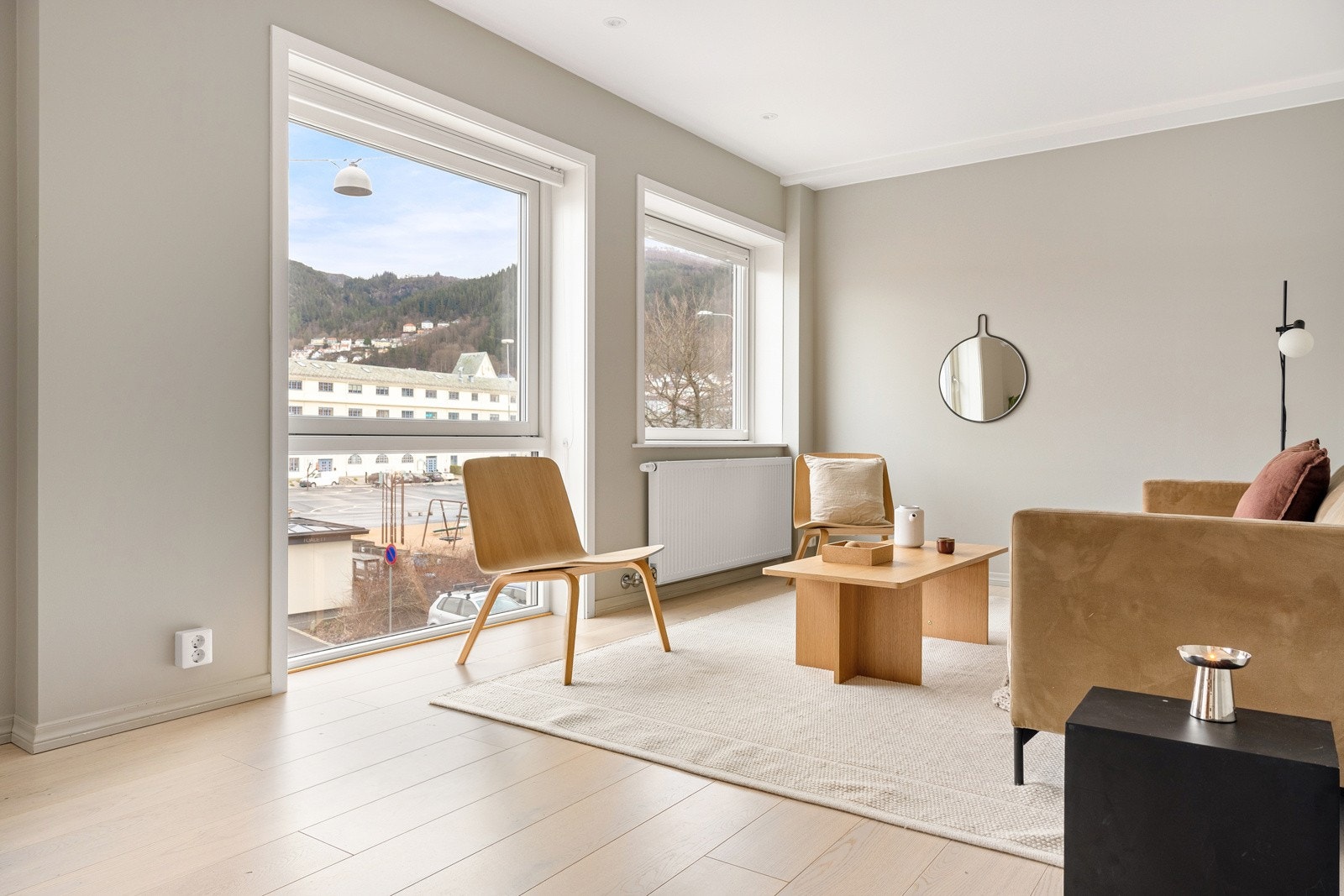 Stue og kjøkken har utsikt mot Vågen og byfjellene. Galleribilde