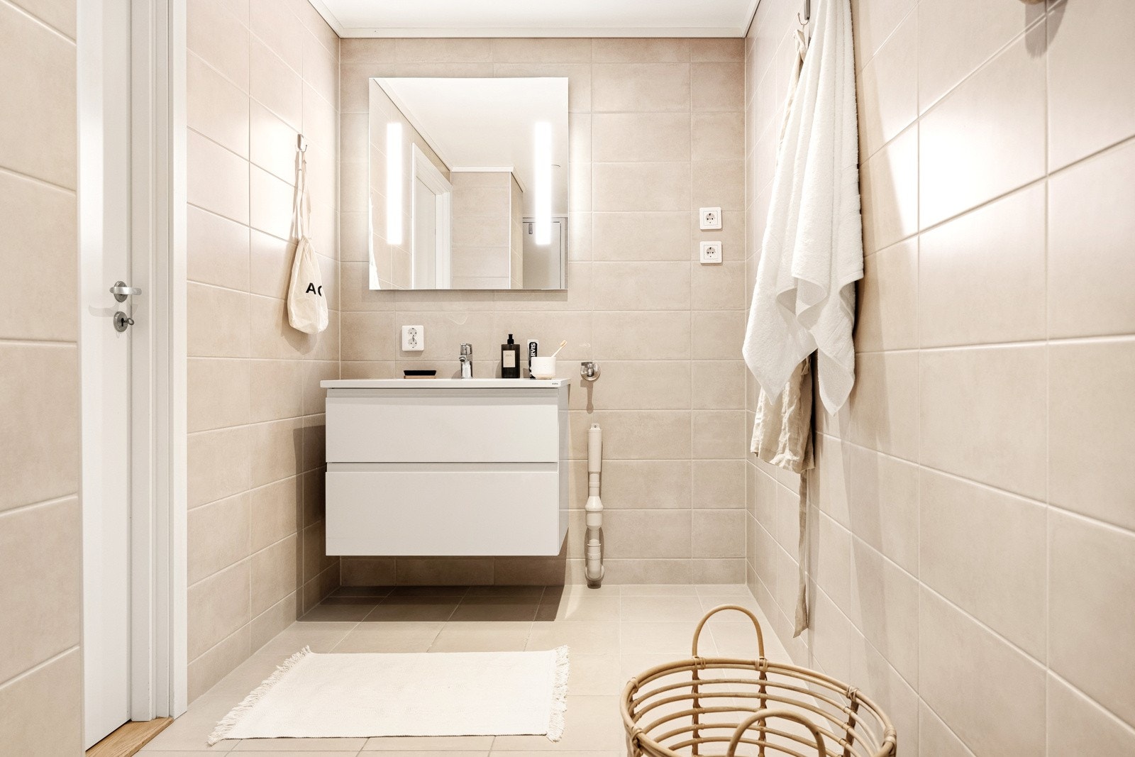 Delikat og helfliset bad i behagelige fargetoner. Her er varme i gulvet og innfelte dowlights i himling. Galleribilde