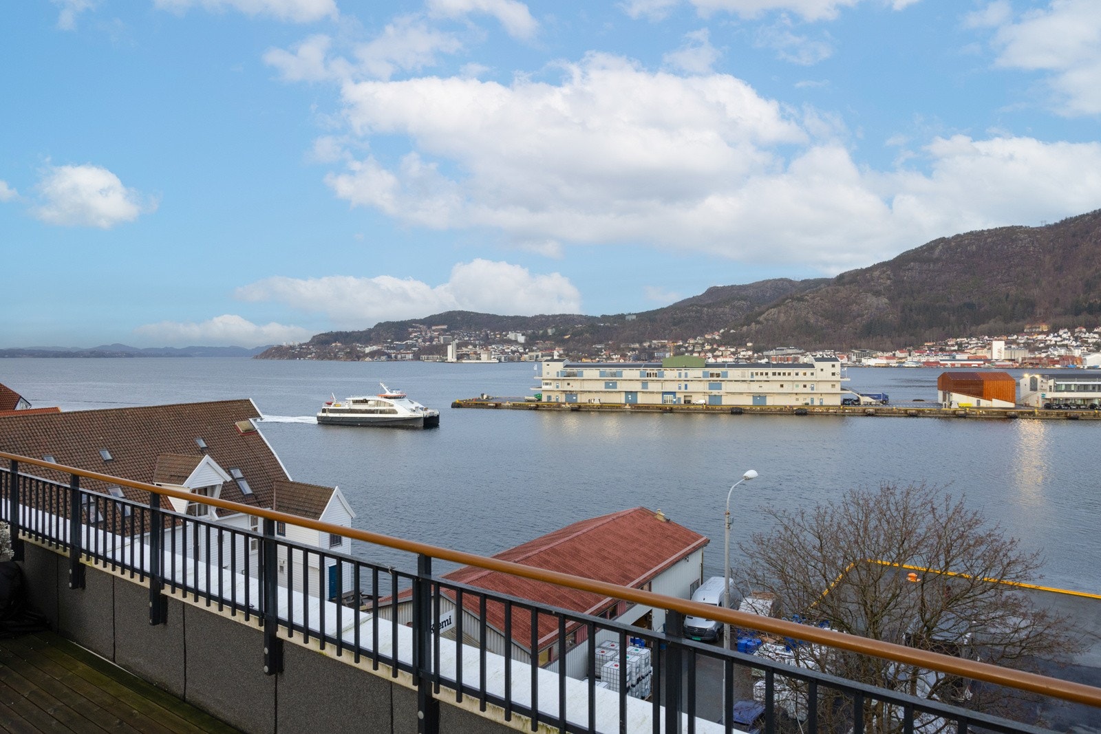 Velkommen til en nydelig og moderne frontleilighet med svært attraktiv beliggenhet på Nordnes. Galleribilde