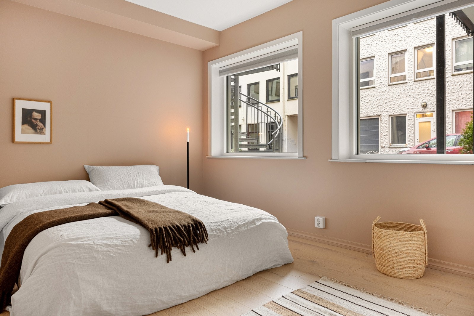 Hovedsoverommet har vinduer ut mot bakgård med port som stenges om kvelden. Galleribilde