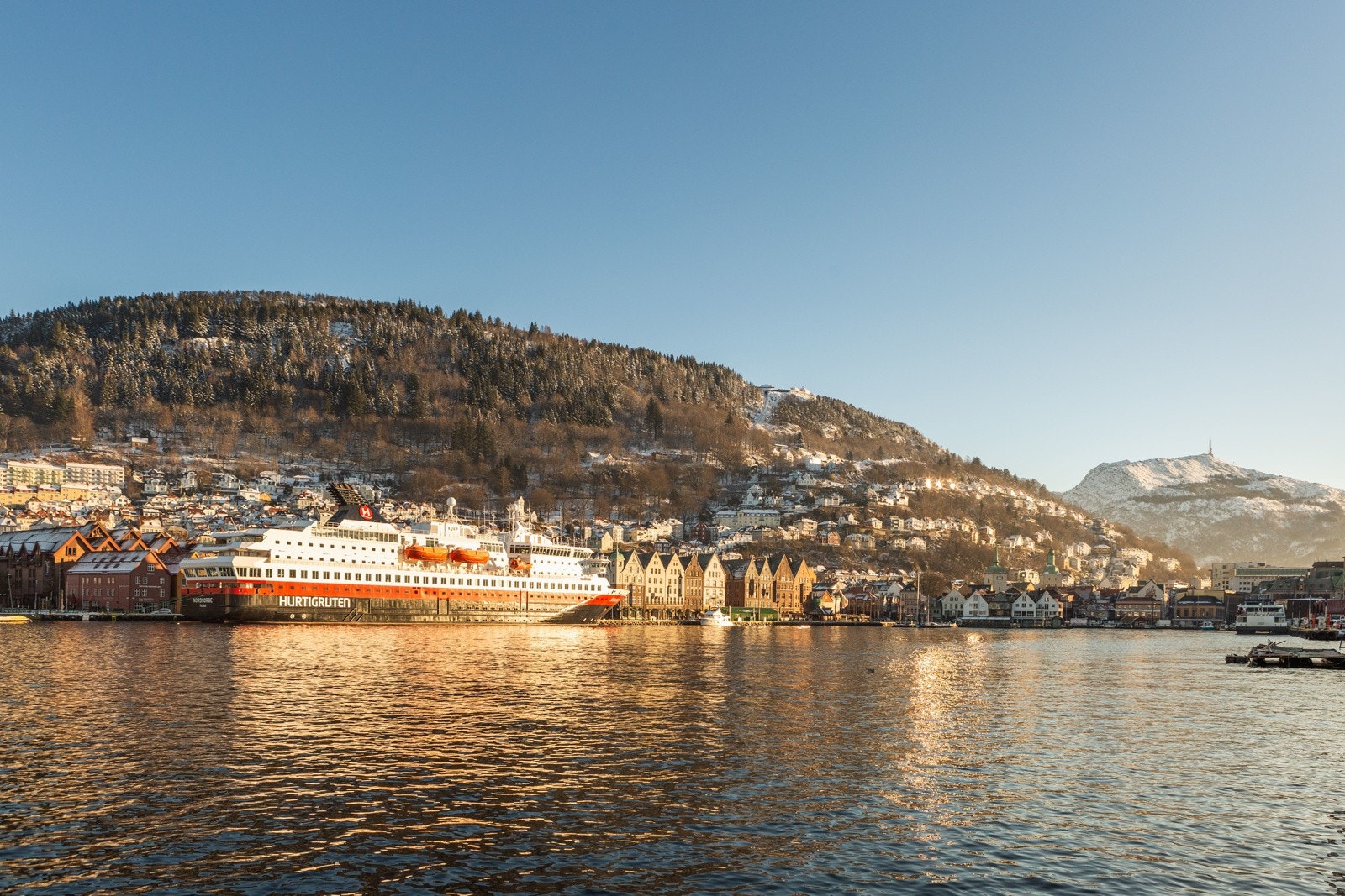 Tenk å bo like ved dette! Det er ikke vanskelig å forstå hvorfor borettslaget har eget kajakkoppheng i kjelleren. Galleribilde