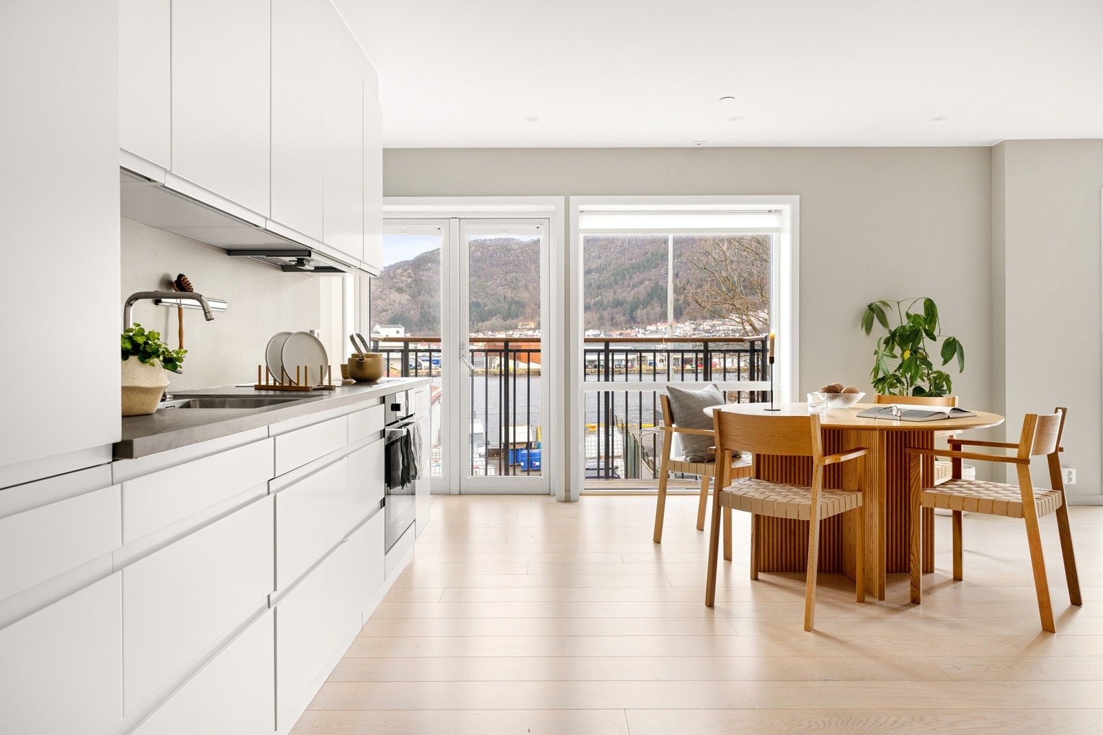 Leiligheten består av entré, stue/kjøkken, to soverom og bad. I tillegg har man en ekstern bod i kjeller. Galleribilde