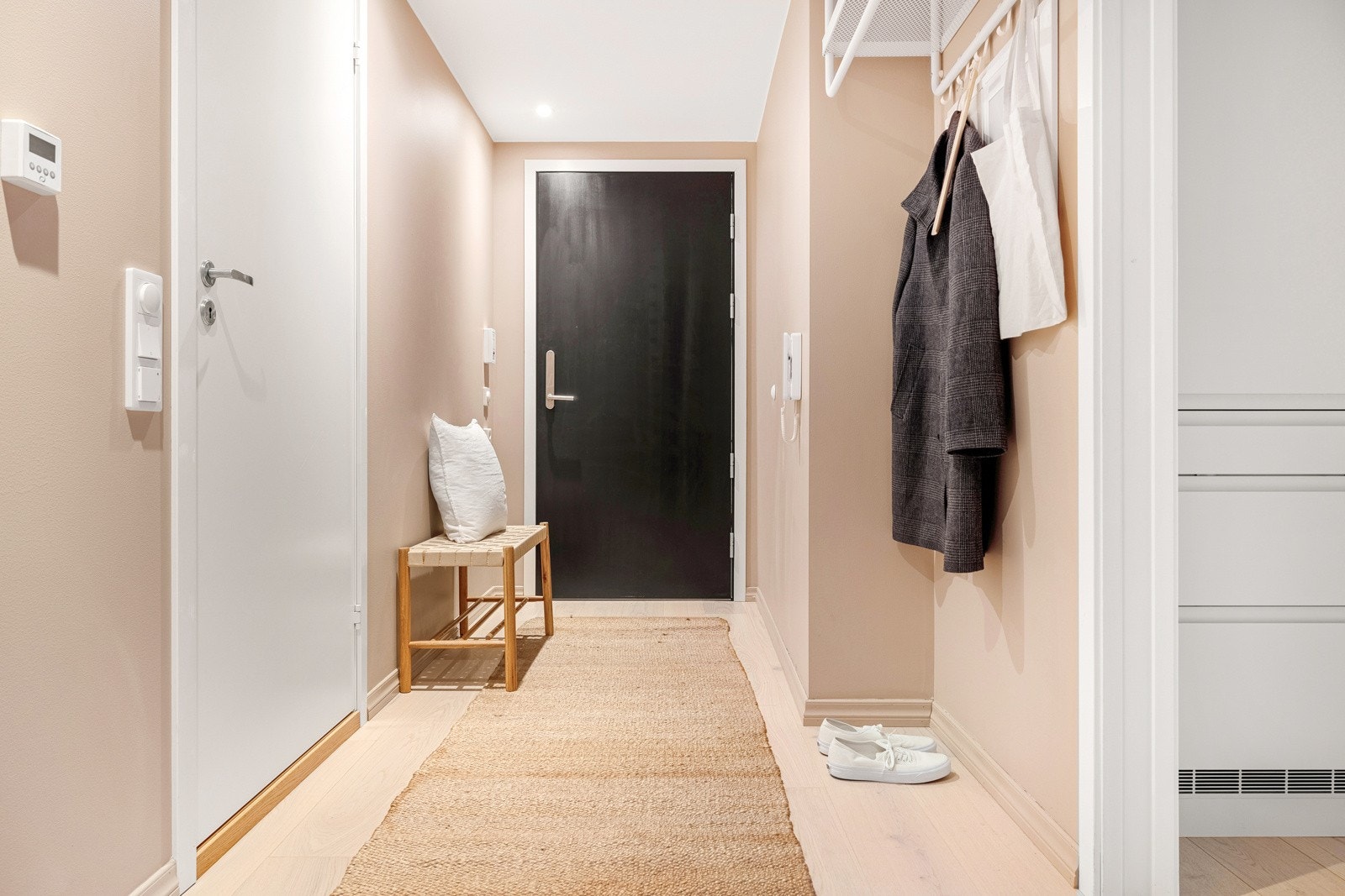 Fra inngangspartiet vendt mot Vågen tar man heisen opp til andre etasje hvor en romslig entré ønsker deg velkommen. Galleribilde