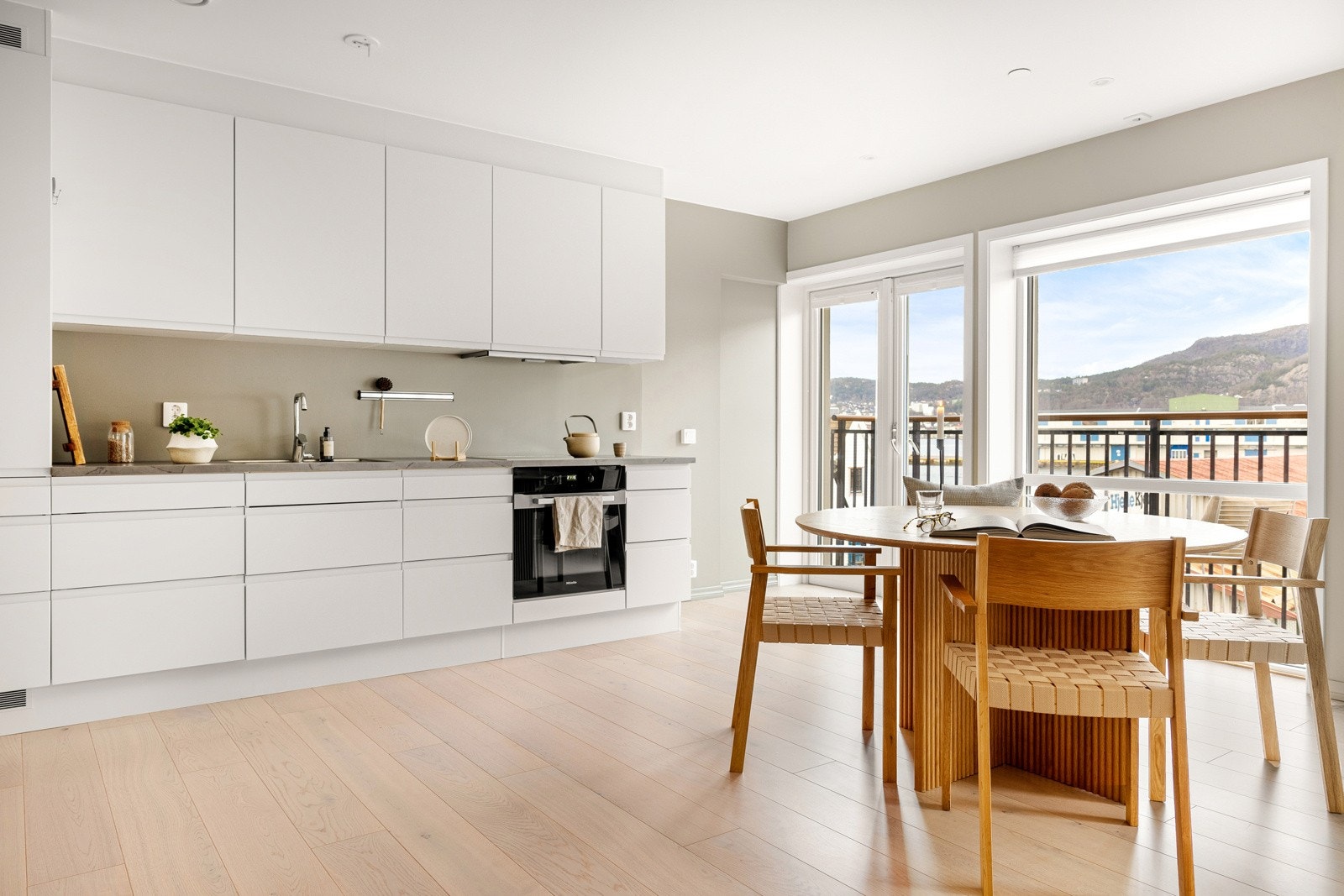 I overgangen mellom stue og kjøkken er det god plass til spisebord. Galleribilde