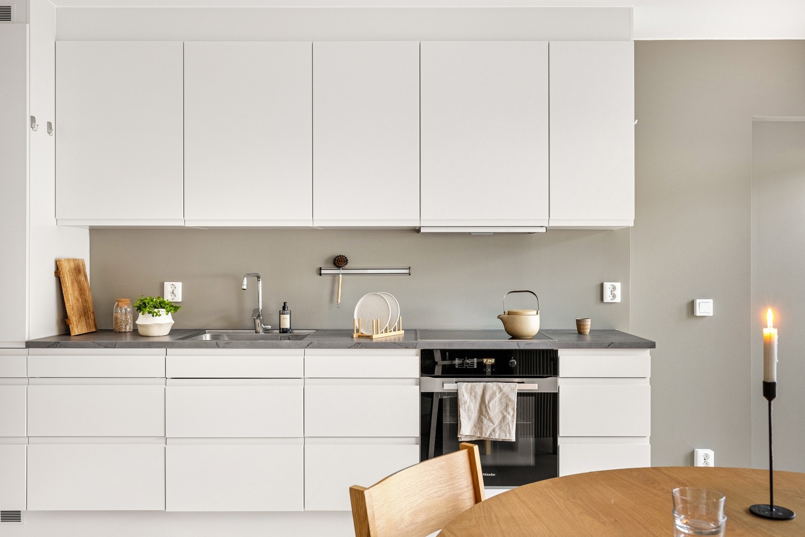 Kjøkkeninnredningen er fra den danske kvalitetsleverandøren HTH og har hvite, slette fronter. Galleribilde