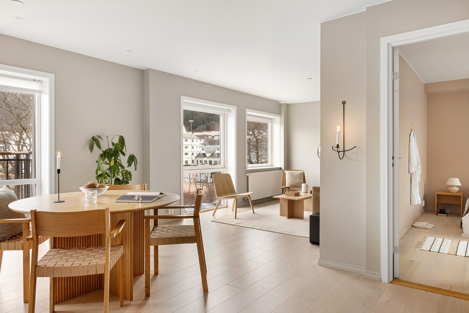 Stue og kjøkken ligger i åpen løsning og allrommet måler 33 kvm. Galleribilde