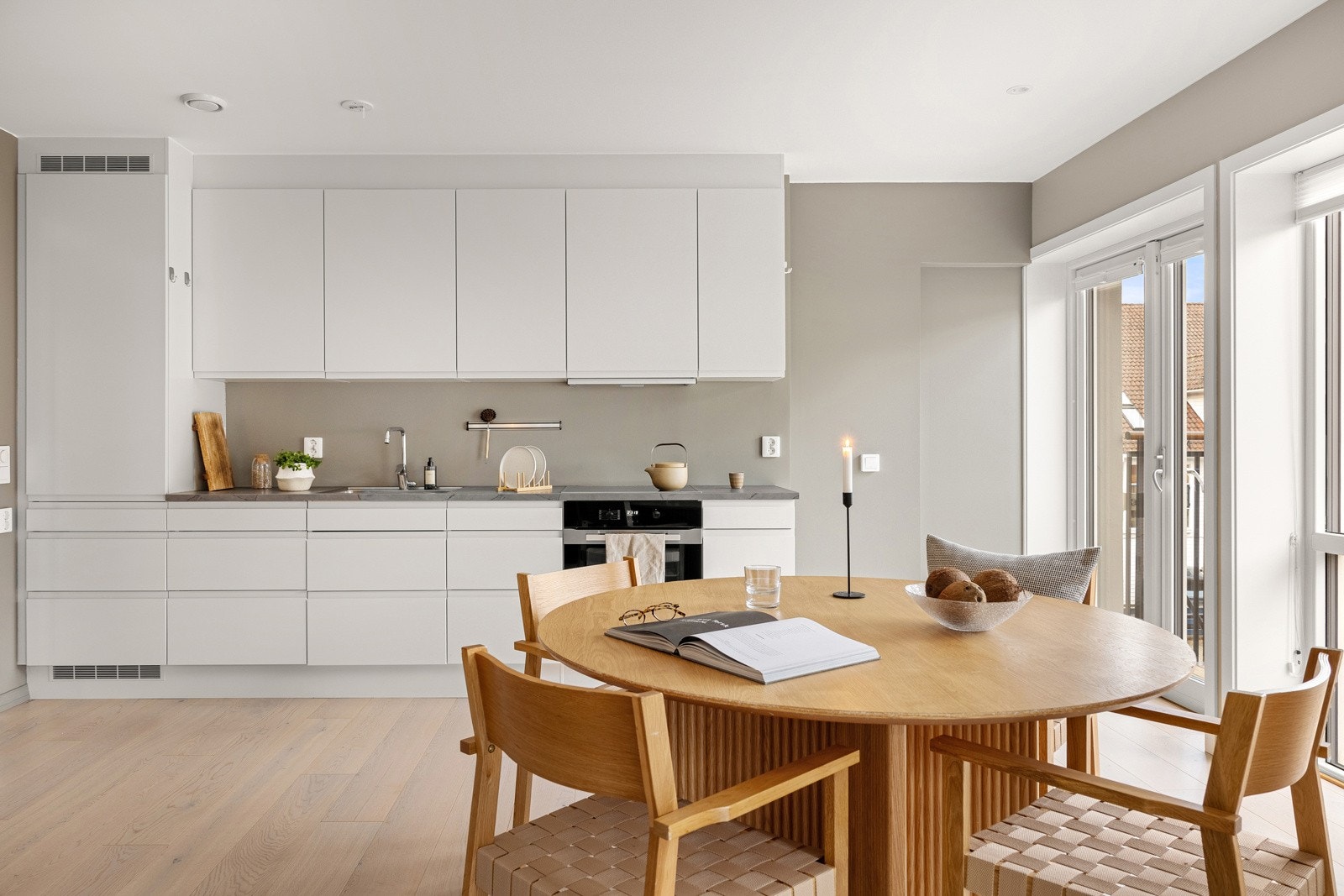 I 2023 ble det installert spesiallagde plisségardiner på stue og kjøkken. Galleribilde