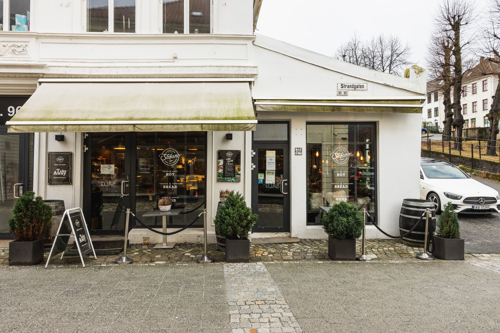 Gågaten ligger en kort gåtur unna. Her finner man flere restauranter, butikker og kaffebarer. Galleribilde