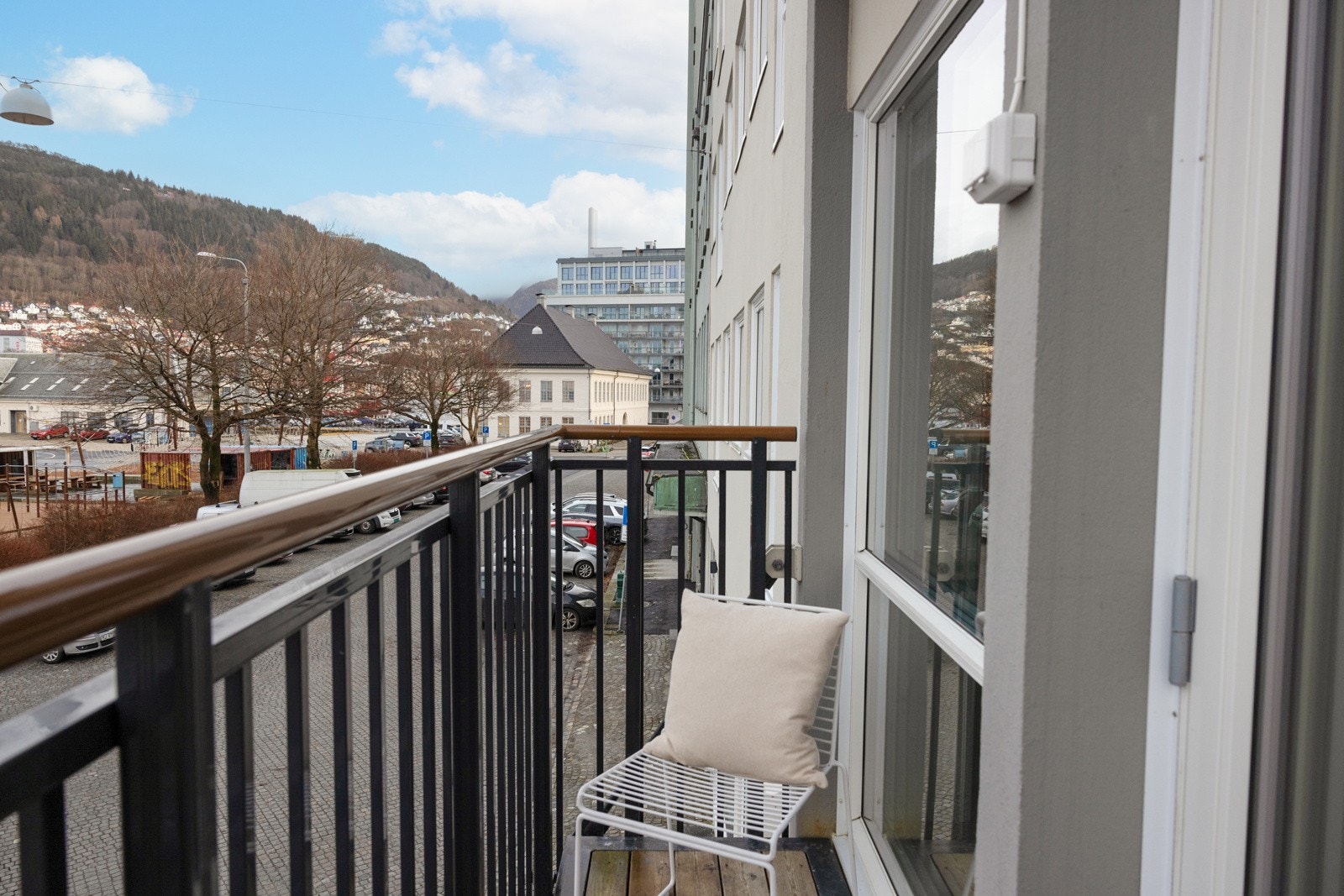 Fra kjøkkenet har man utgang til en trivelig balkong på 2.4 kvm. Her kan man nyte morgen - og formiddagssol. Galleribilde