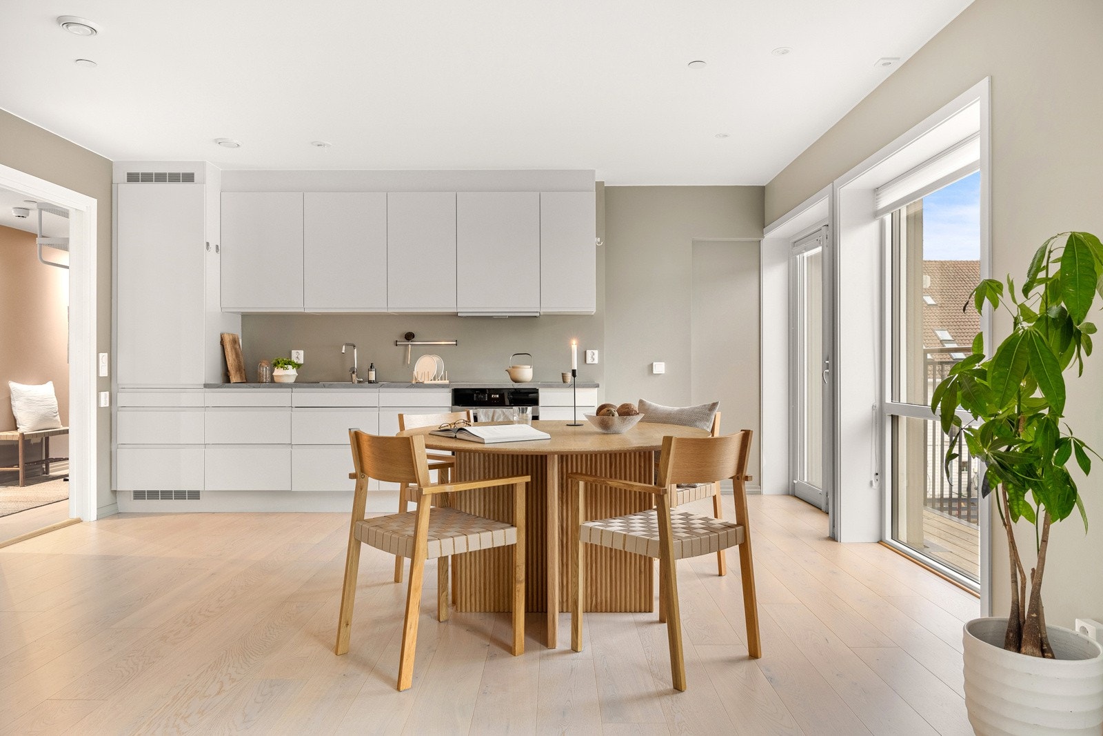 Det er oppvarming via vannbåren med radiator i stue. I tillegg er det varmegjenvinning fra ventilasjonsanlegg. Galleribilde