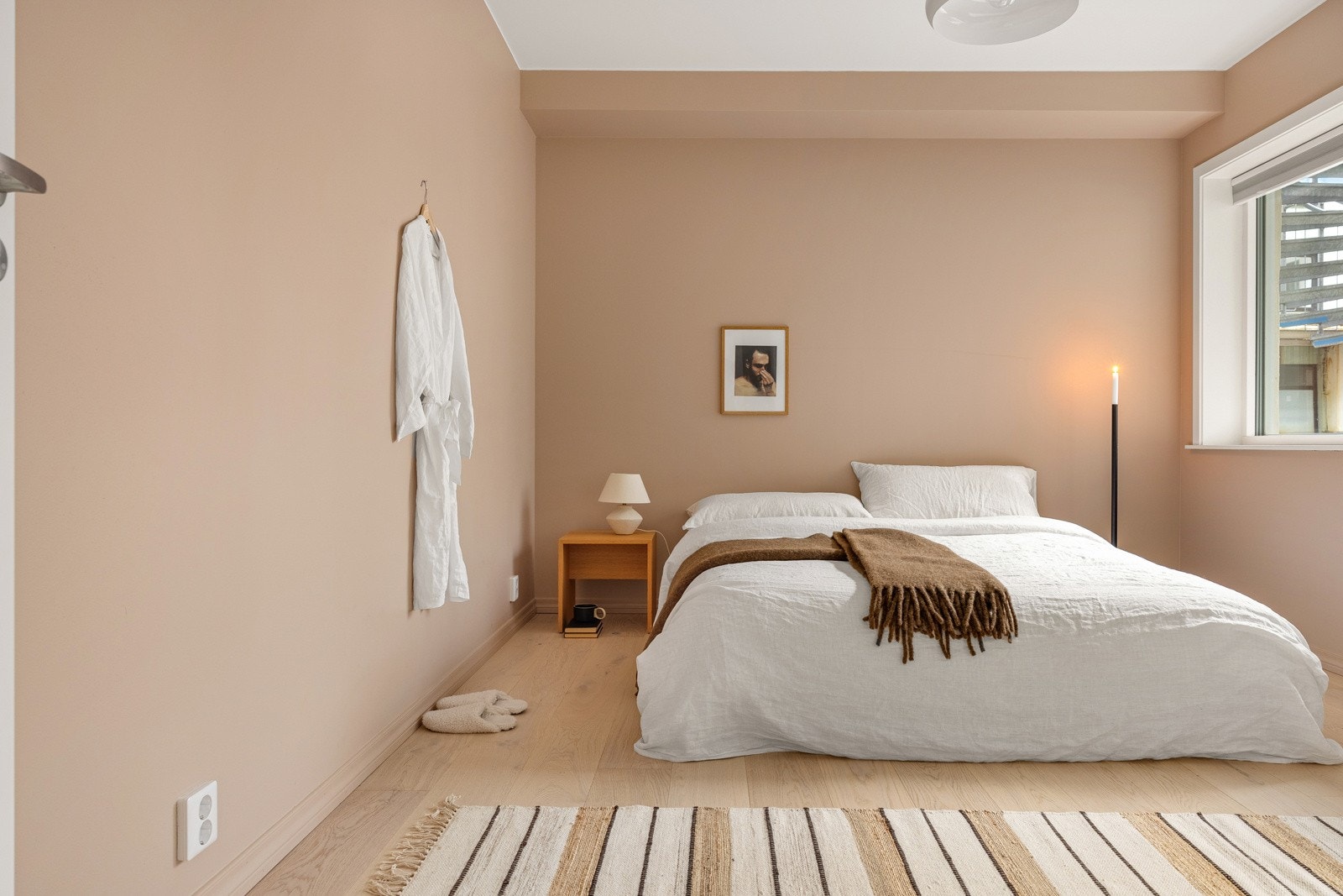 Leiligheten har to soverom, der hovedsoverommet måler 13.2 kvm. Begge soverommene er vendt mot bakgård. Galleribilde