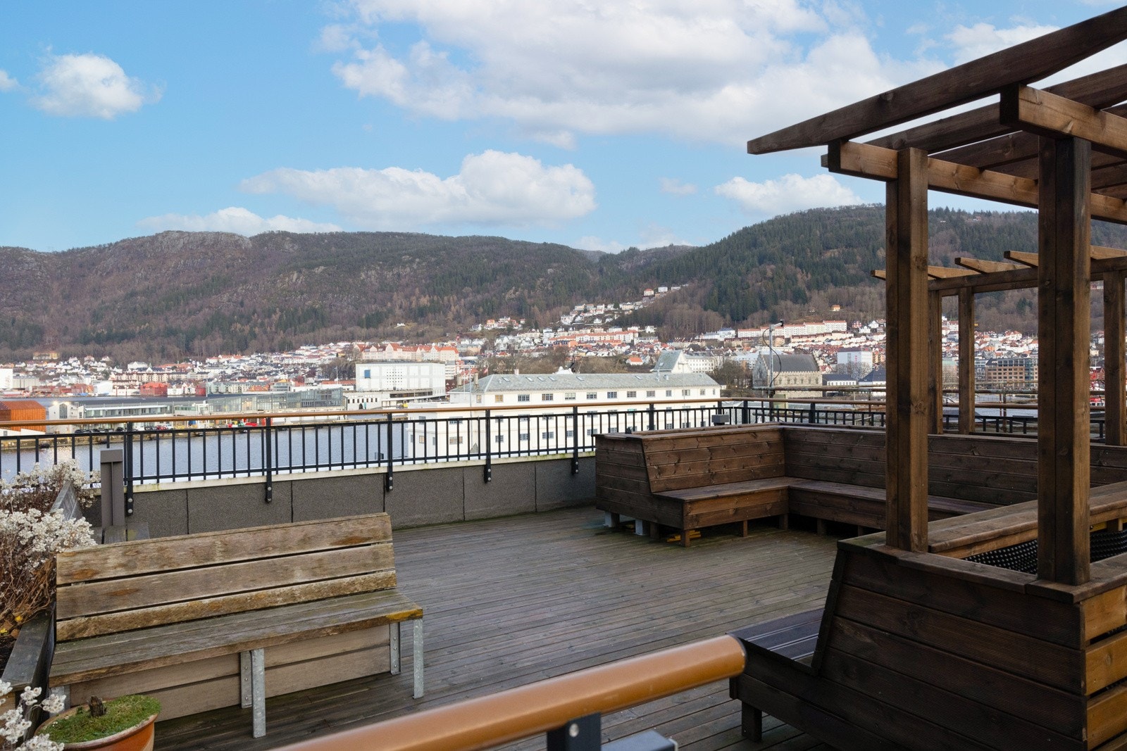Borettslaget har to felles takterrasser som begge kan skilte med en fantastisk utsikt over innseilingen til Bergen og Byfjellene. Galleribilde