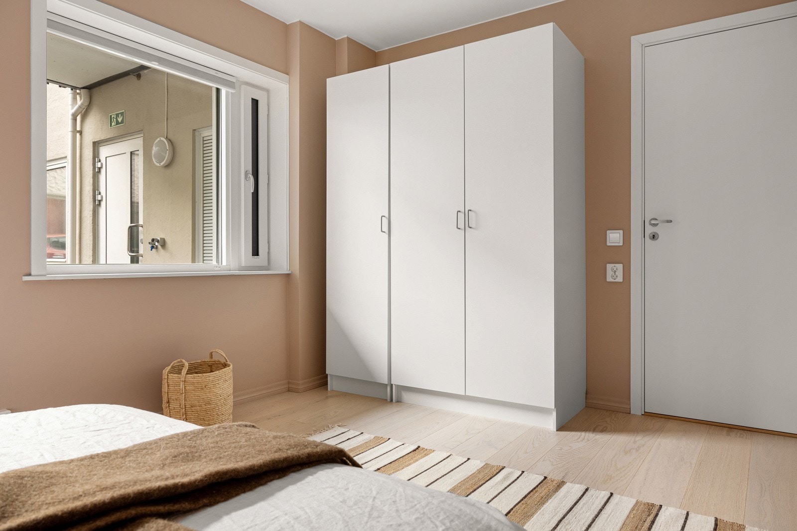 Bakgården har gode solforhold og flere trivelige sitteplasser. Det er enkel tilkomst via utgangsdør i andre etasje, Galleribilde