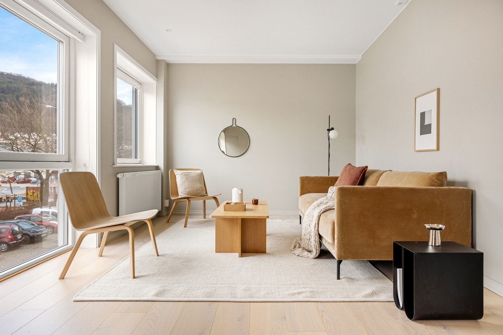 De store vindusflatene setter sitt preg på rommet og sikrer et rikt og naturlig lysinnslipp året rundt. Galleribilde