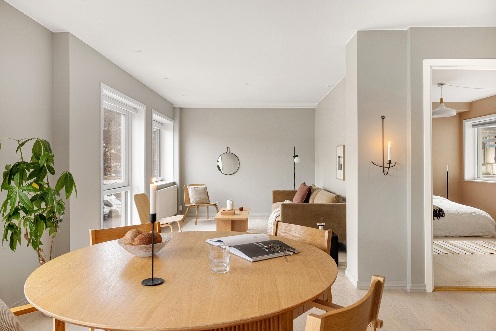 Svært mye er inkludert i felleskostnadene, herunder bl.a. kabel-TV, internett, vaktmester, kommunale avgifter og felles strøm for radiator. Galleribilde