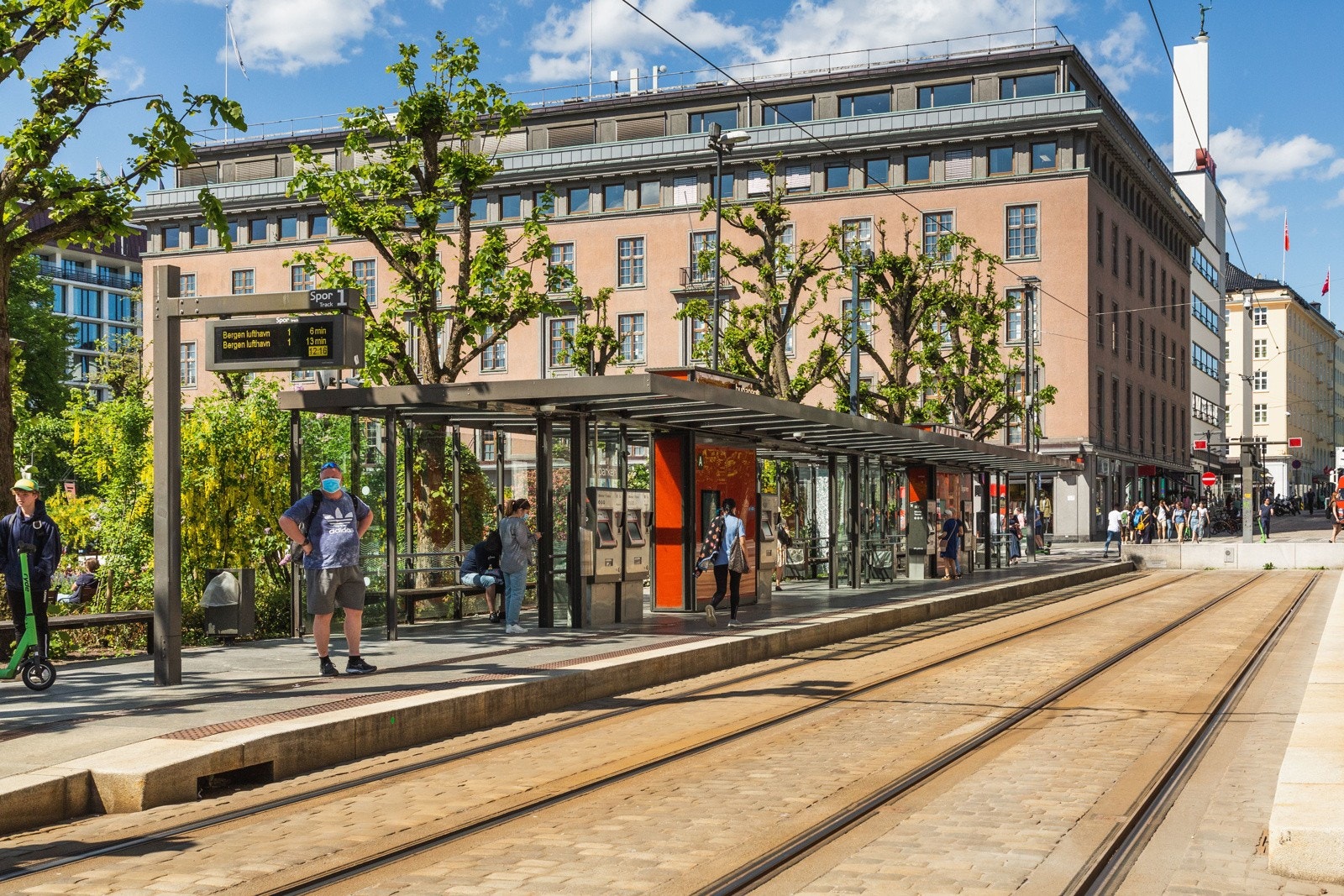 Bybanestoppet i Byparken ligger ca 1 km fra leiligheten. Galleribilde