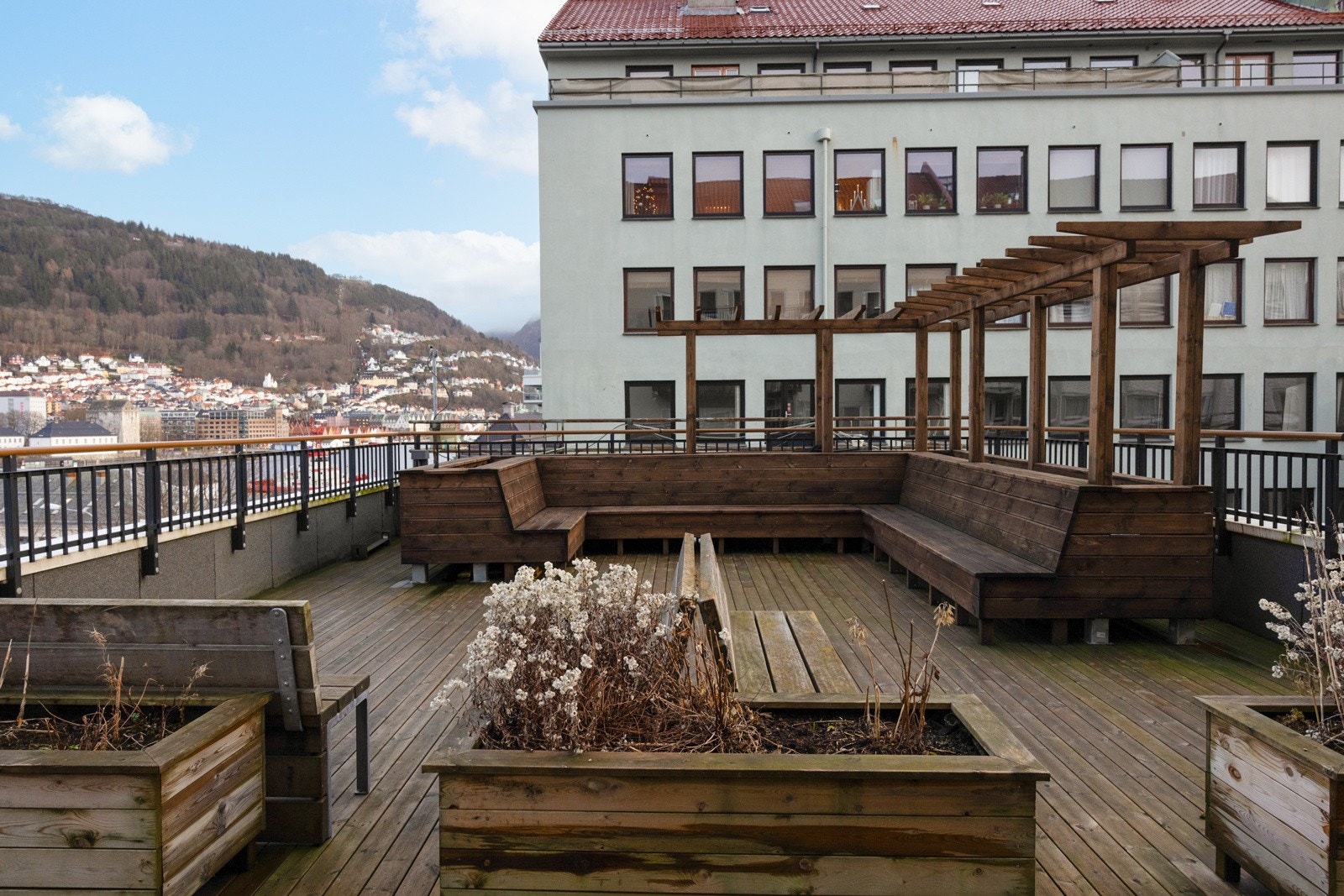 Fellesarealene fremstår svært godt vedlikeholdt, og her kan man nyte solen hele dagen. Galleribilde