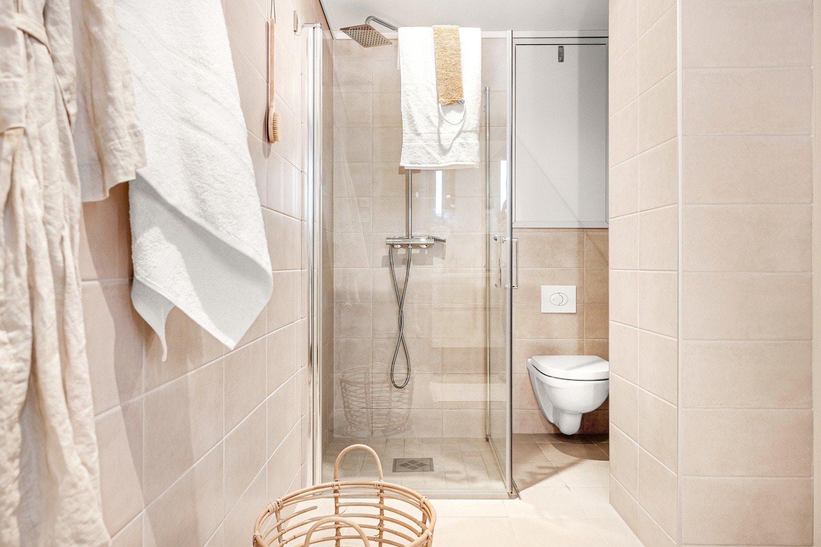 Dusjen har praktiske, innfellbare glassdører. Badet har også opplegg for vaskemaskin. Galleribilde