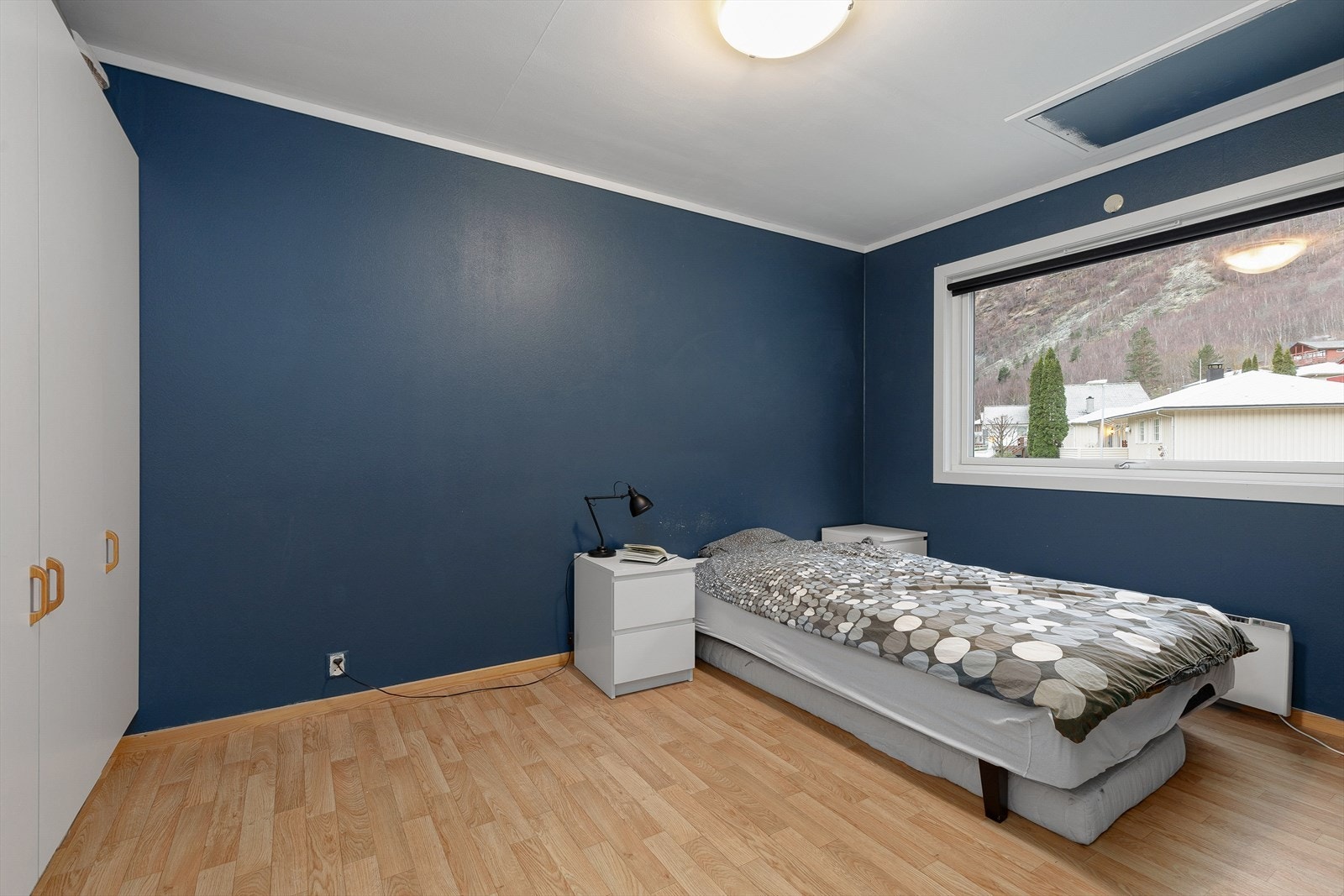 Rommet har plass til ei romsleg seng, nattbord og har oppbevaring i garderobe. Galleribilde