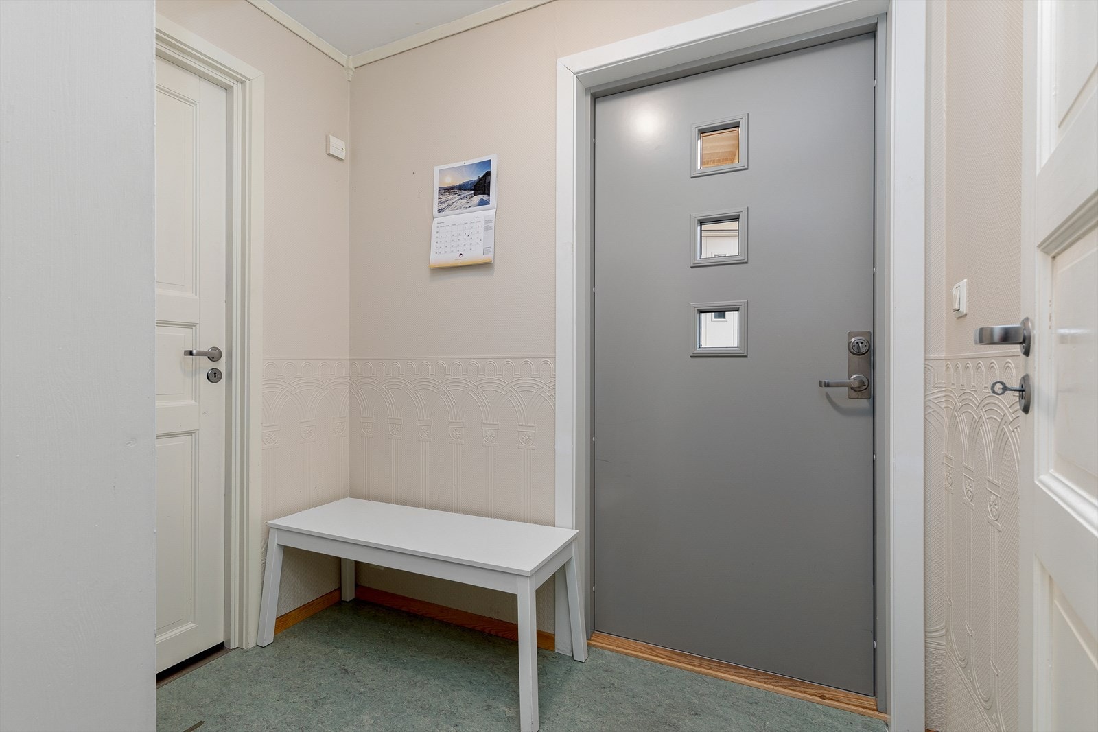 Koseleg gang ønsker deg velkommen med moglegheiter for å sette fra seg sko og henge fra seg yttertøy i adskilt garderobe. Galleribilde