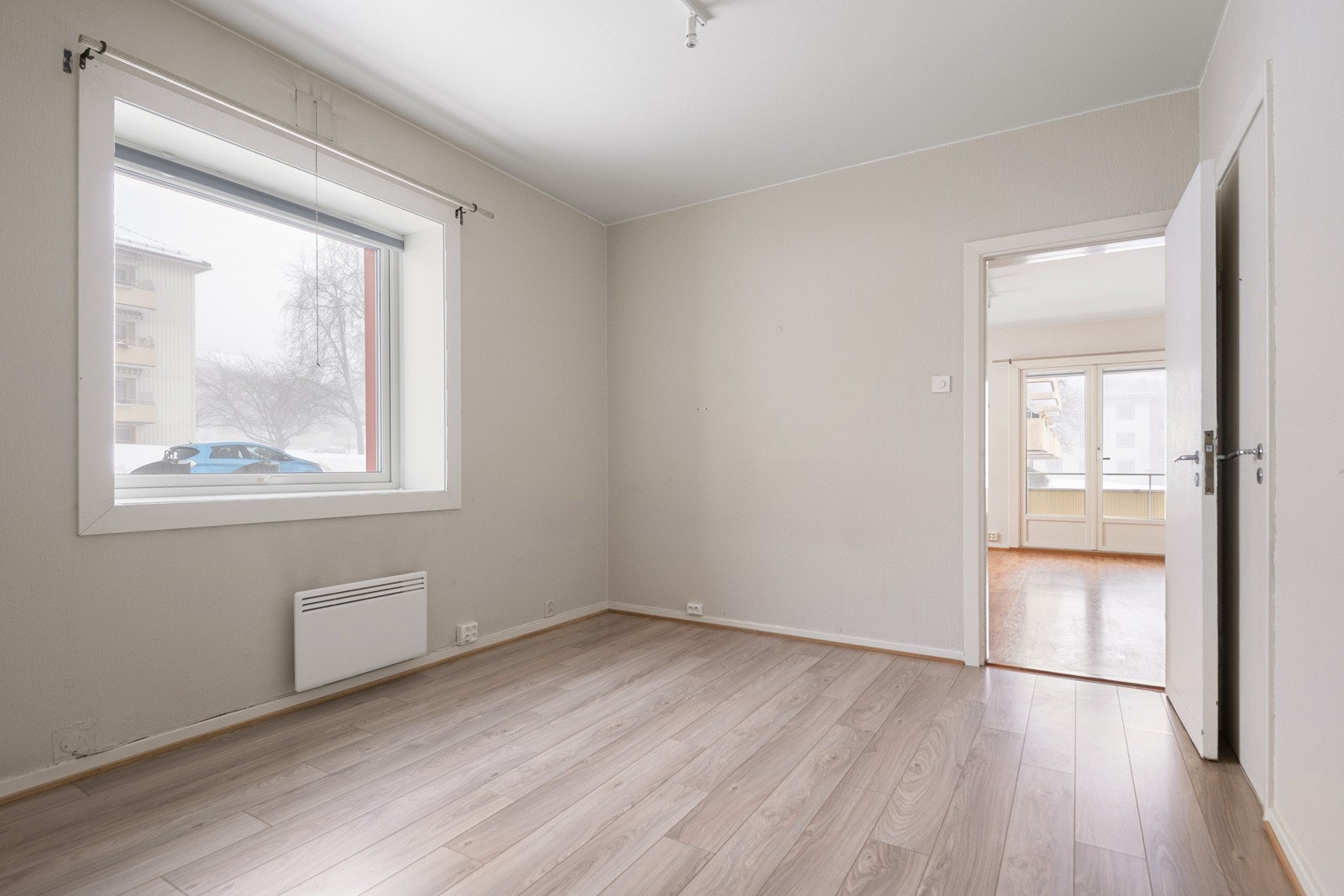 Soverommet ligger på sval side av bygget og vender ut mot flotte fellesareal. Hovedsoverommet har også direkte tilgang til badet. Galleribilde