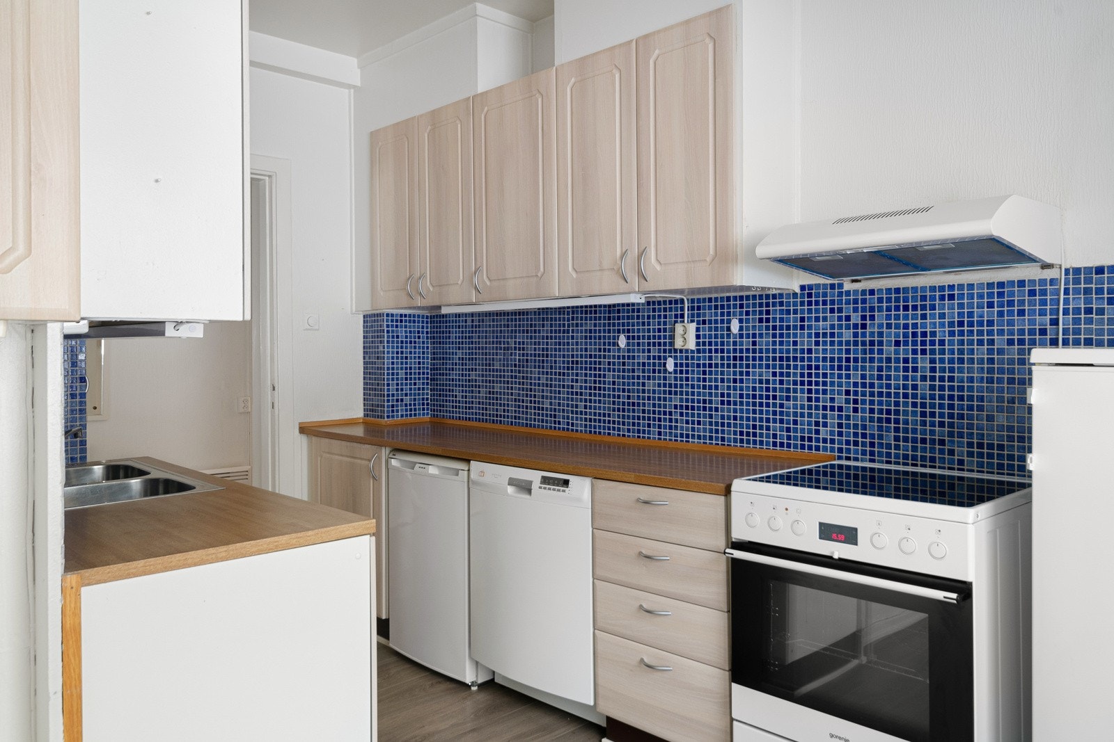 Det er rikelig med benkeplass og man kan enkelt holde samtalen i gang med sine gjester mens man lager et bedre måltid. Her kan husets kokk definitivt kose seg! Kjøleskap, komfyr og oppvaskmaskin medfølger salget. Galleribilde