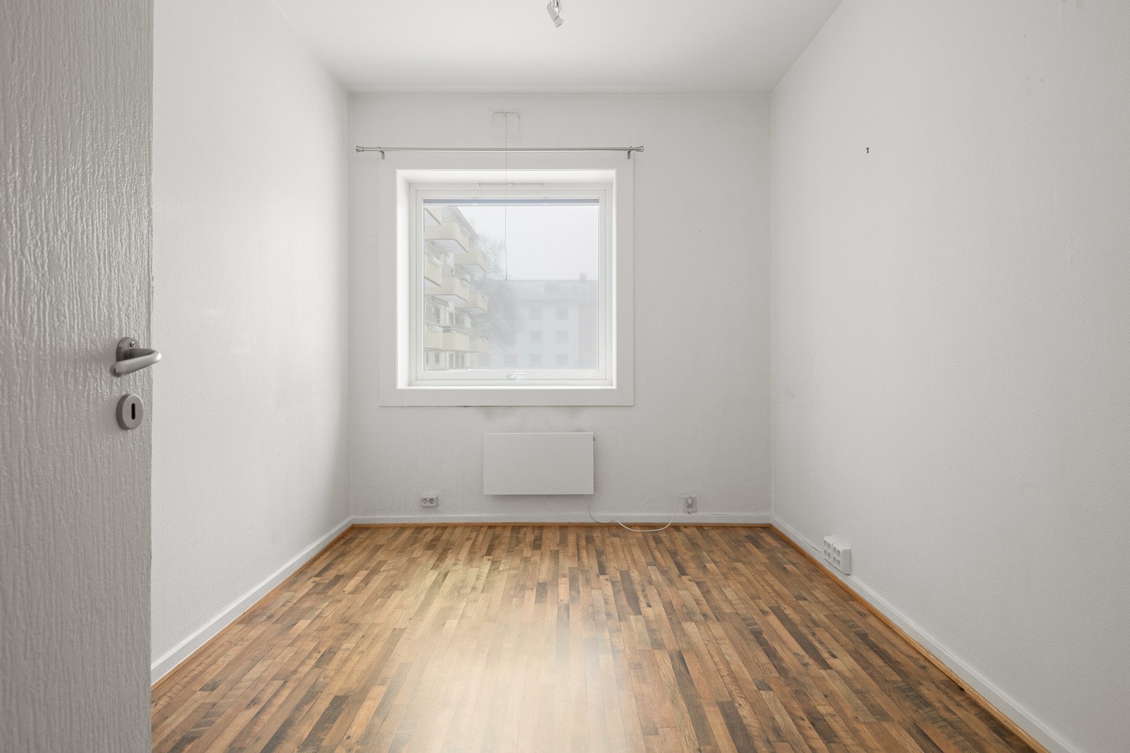 Soverom 2 er av god størrelse, og fungerer utmerket som barnerom, kontor eller gjesterom. Soverommet har garderobeskap og det er god plass til en stor seng, skrivebord eller kommode. Galleribilde