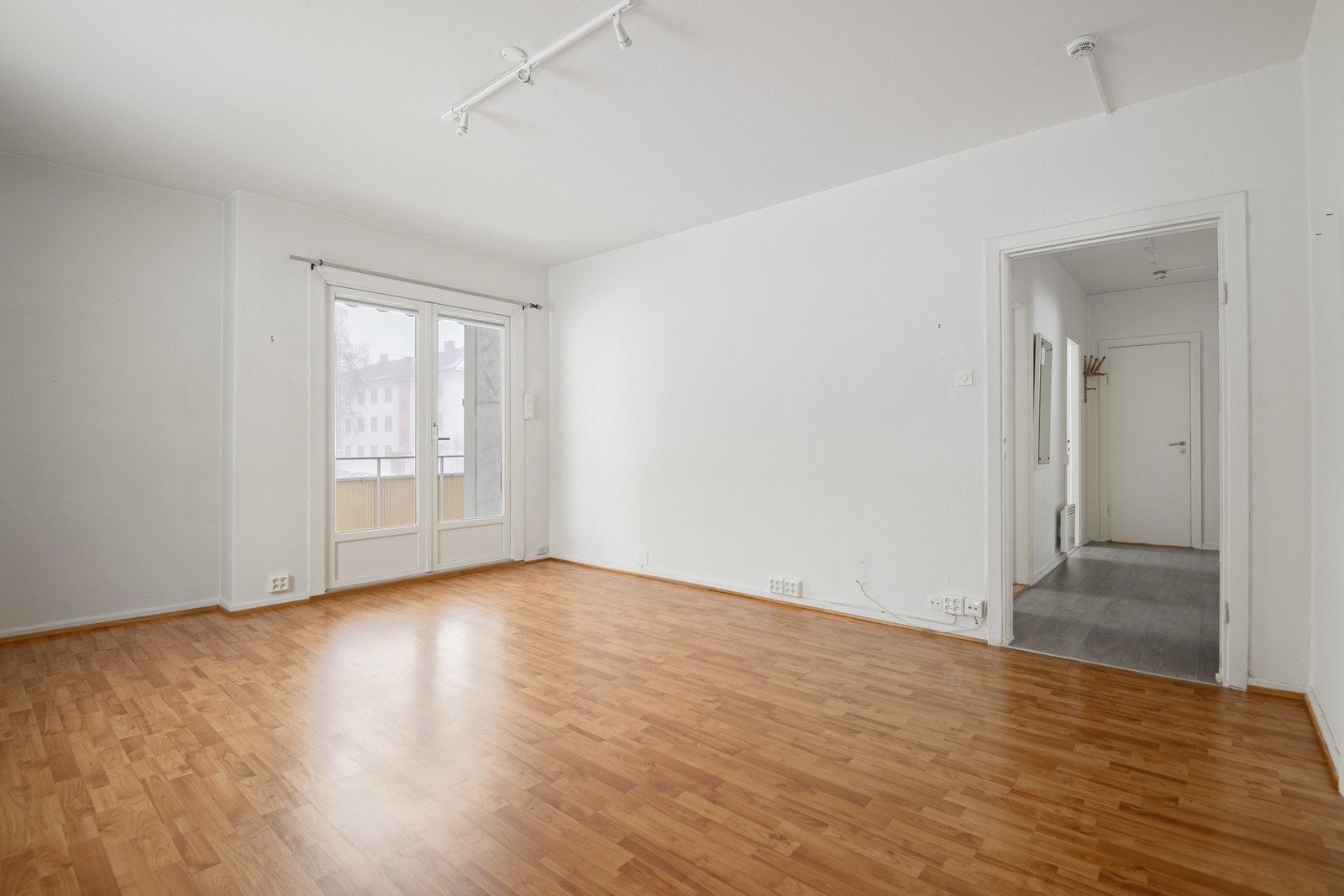 Fra stuen er det utgang til en stor sydvendt balkong på ca. 8 kvm med gode solforhold og utsikt over områdets grøntarealer. På sommerstid fungerer denne herlige uteplassen som en forlengelse av stuen. Galleribilde