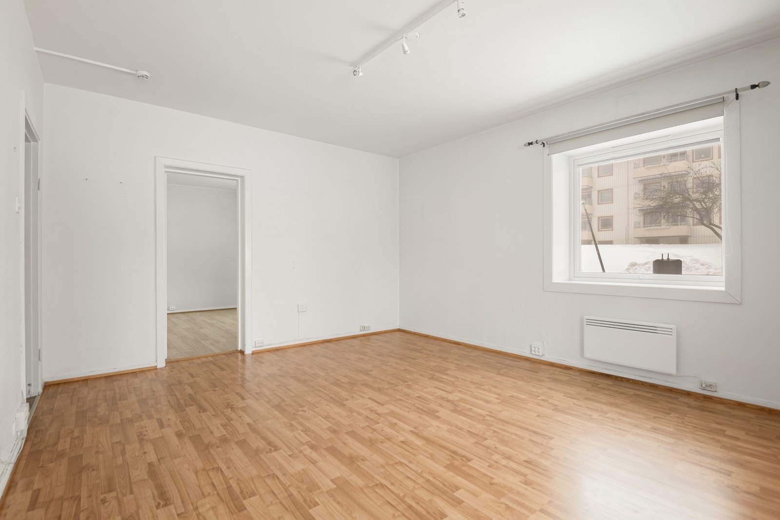 Rommet oppleves som meget romslig hvilket gjør den enkel å møblere med flere soner. Det er god plass til spisestue hvor en kan invitere familie og venner til et hyggelig middagsmåltid. Galleribilde