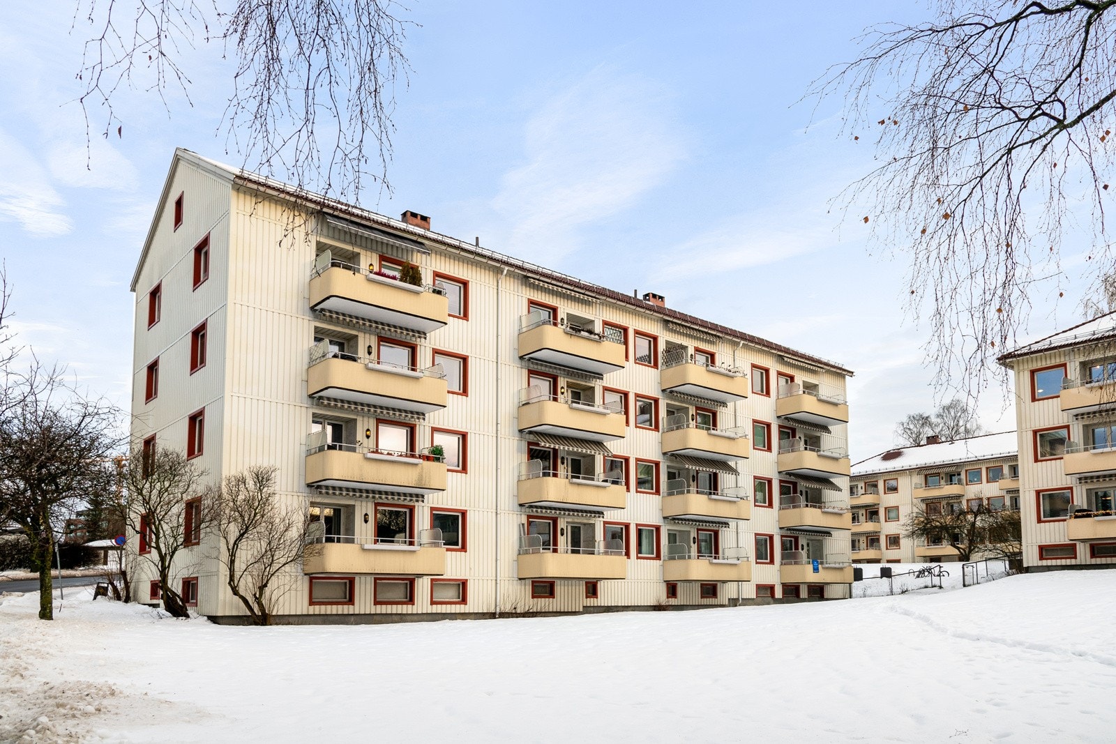 Etterstad ligger sentralt til i Oslo og er et tilbaketrukket og trafikkstille boligområde med ingen gjennomgangstrafikk. Det er fine tur- og joggemuligheter i området. Galleribilde